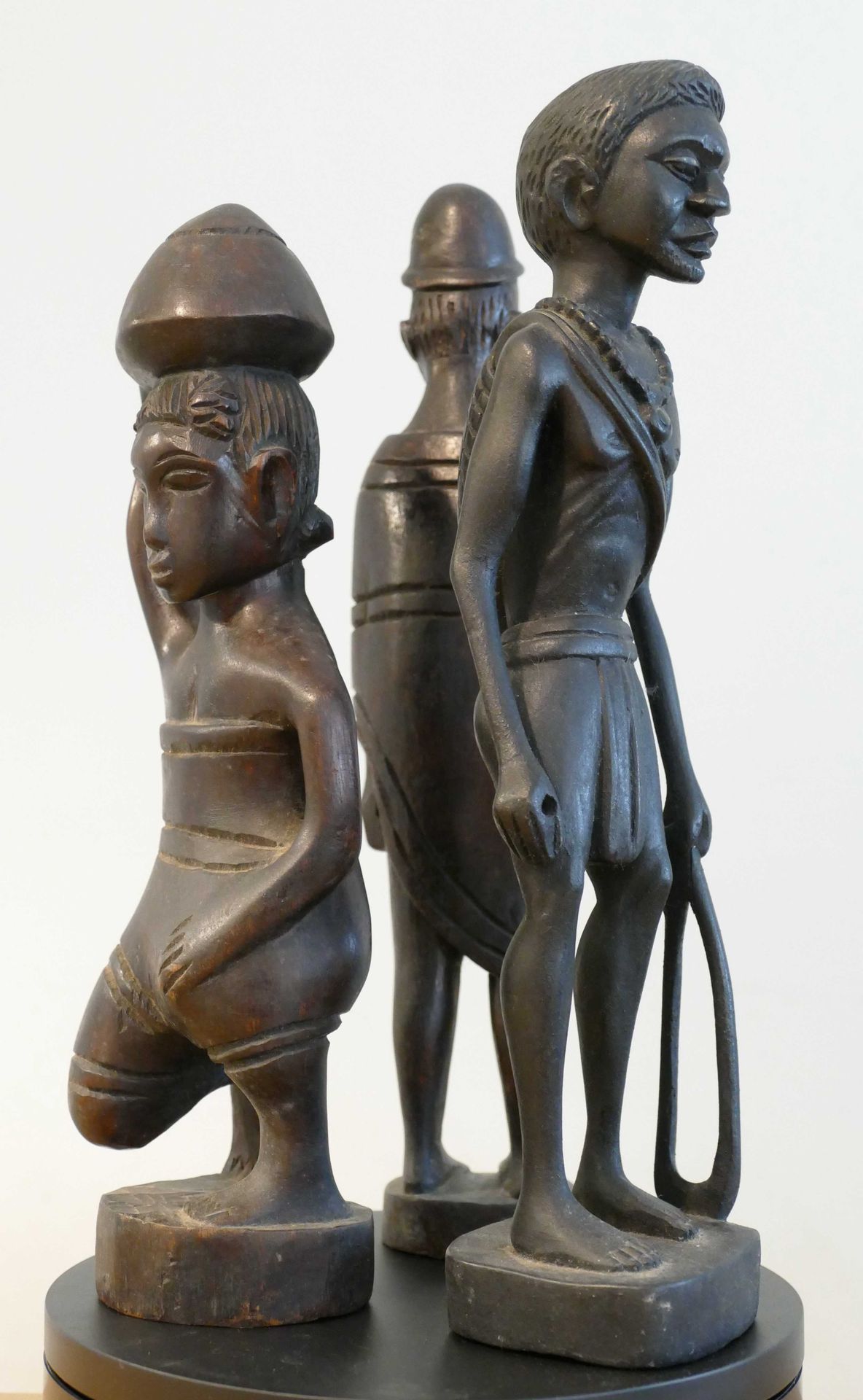 Null Ensemble homogène de 3 figurines
Madagascar 
Bois noir 
Fin du XXe siècle 
&hellip;