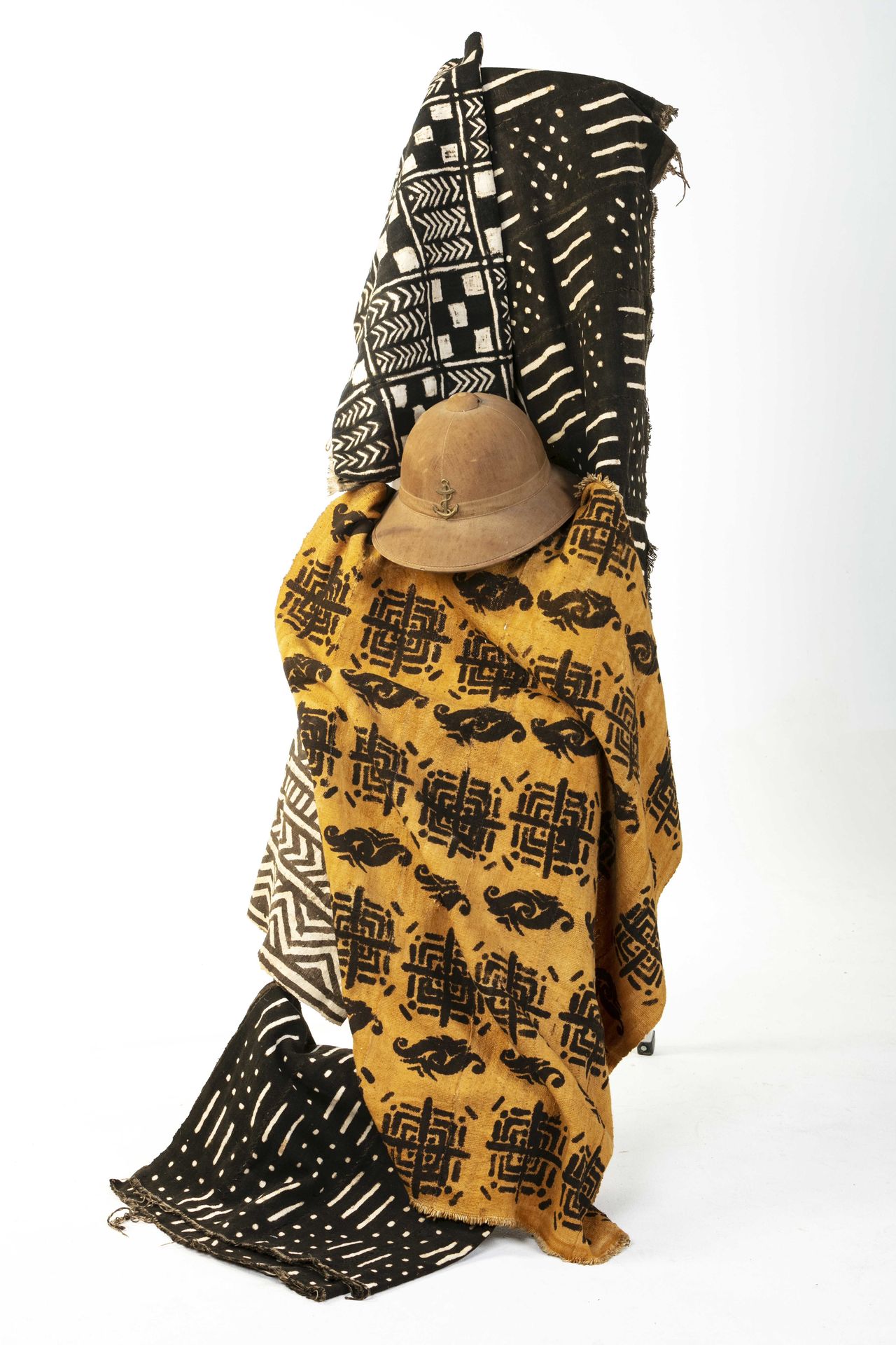 Null 一组织物和布，以及殖民地风格的帽子 黑色背景织物，几何图案，黄色背景织物，阴影棕色图案。殖民地风格的头盔帽
布衣套装和2顶帽子