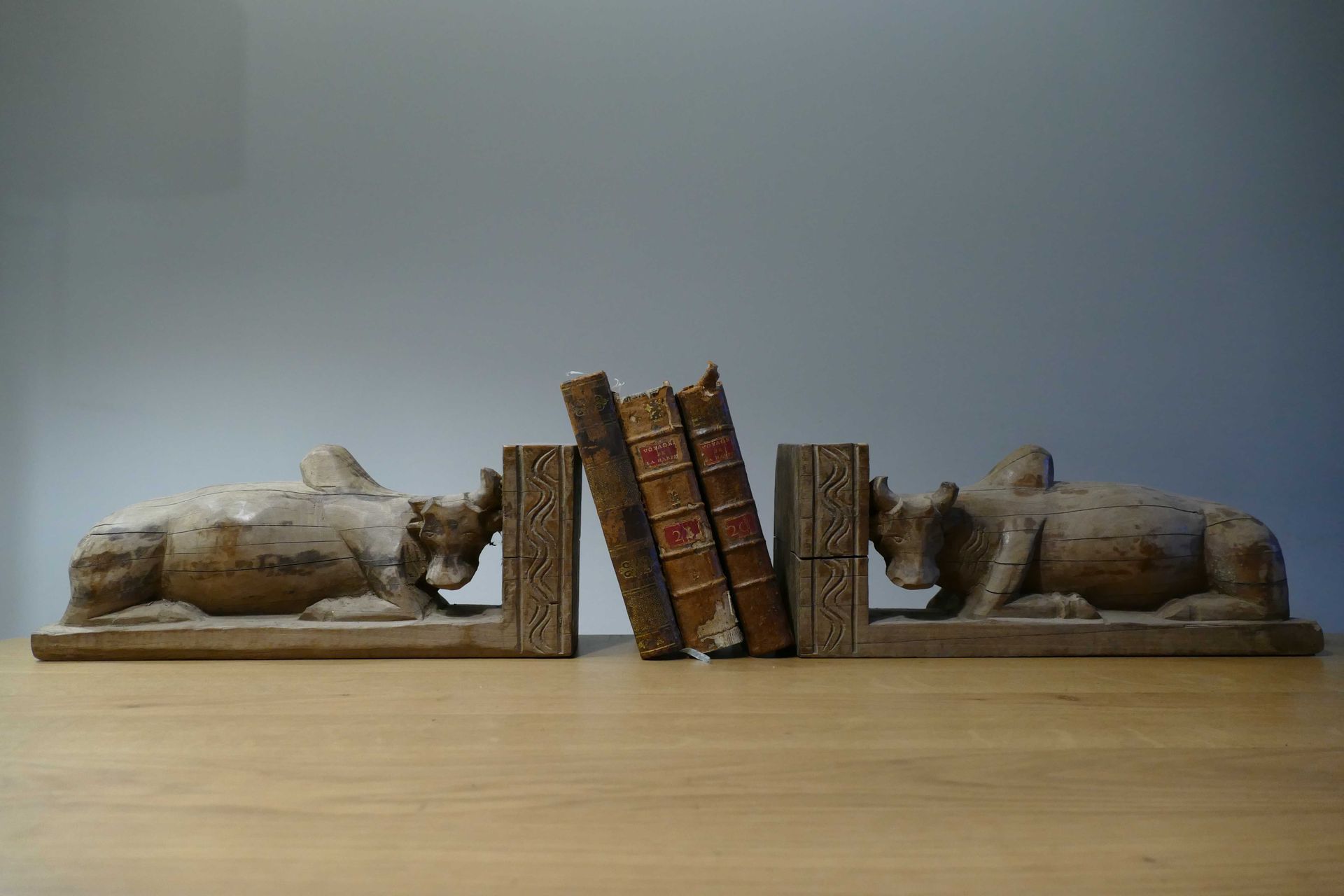 Null Antikes Paar Buchstützen aus Palisanderholz Buchstützen.
Merina - Madagaska&hellip;