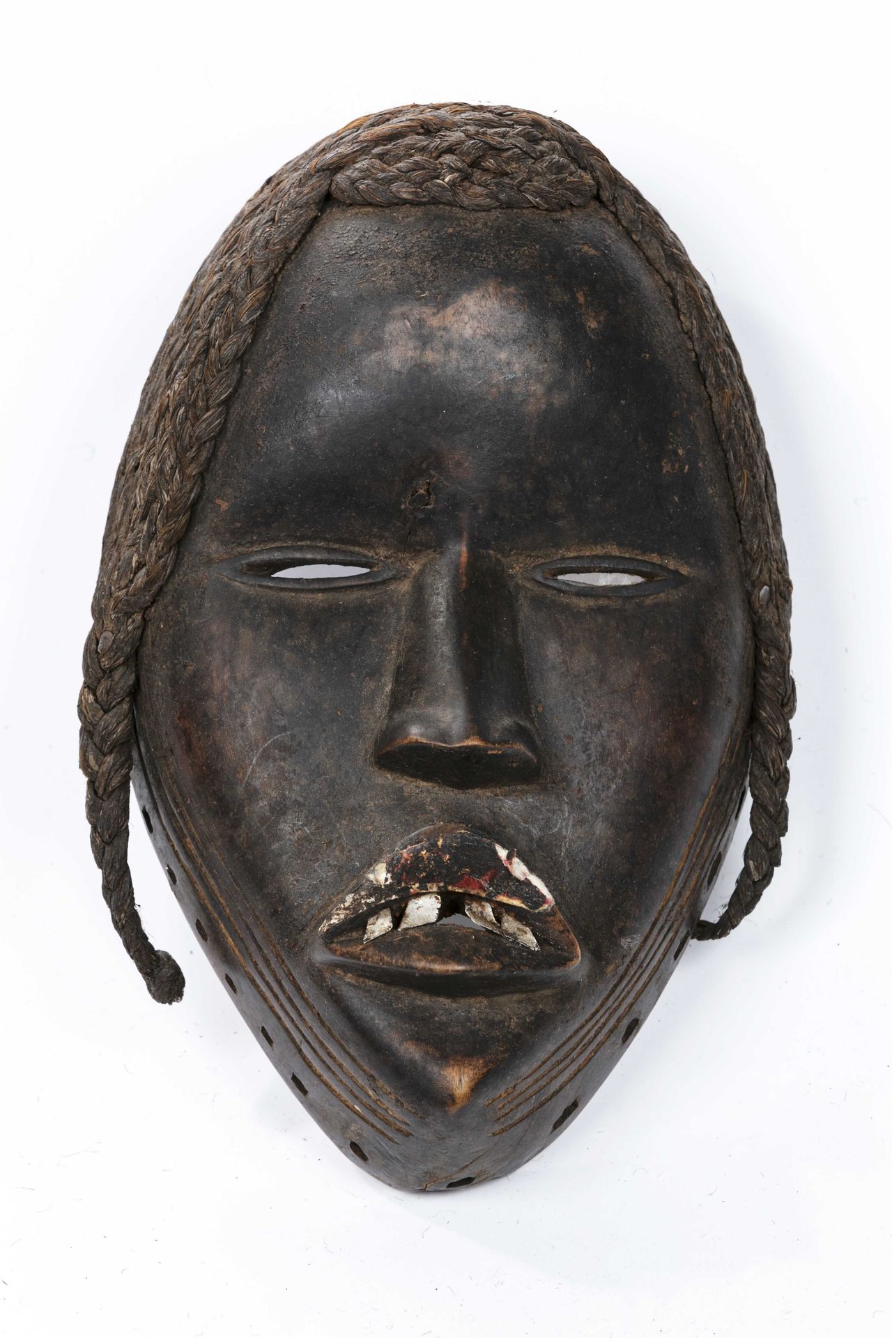 Null Maschera stile Dan
Costa d'Avorio 
Altezza: 23 cm 
 Fibre di legno, metallo&hellip;