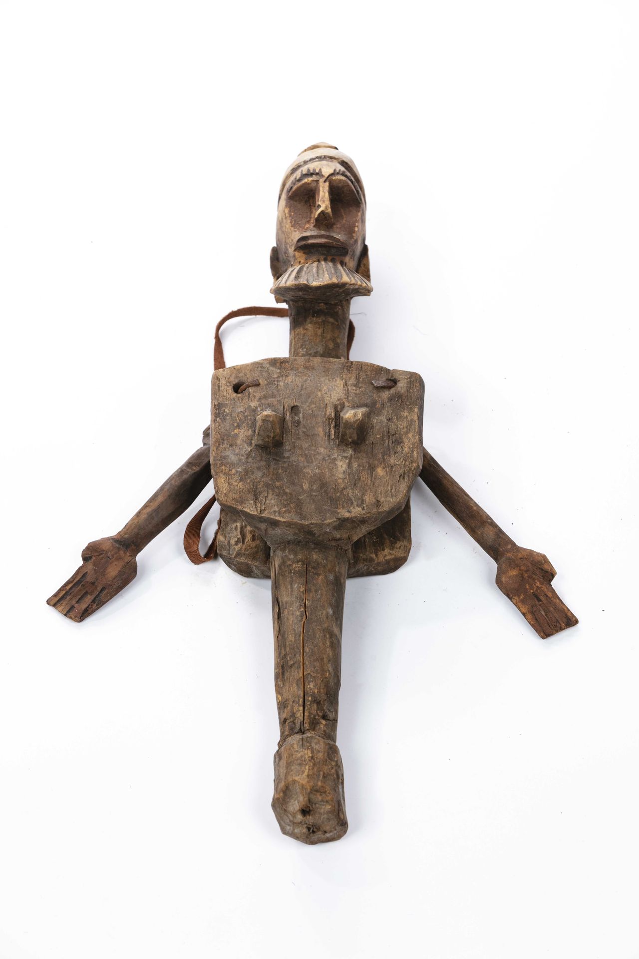 Null 波佐木偶，班巴拉风格
马里
木头，绳子
高：41厘米
身体的上半部分，长方形的胸围，从中出现一个圆形的胸部。长臂张开，形成一个V字。脸长而直，五官浮雕&hellip;