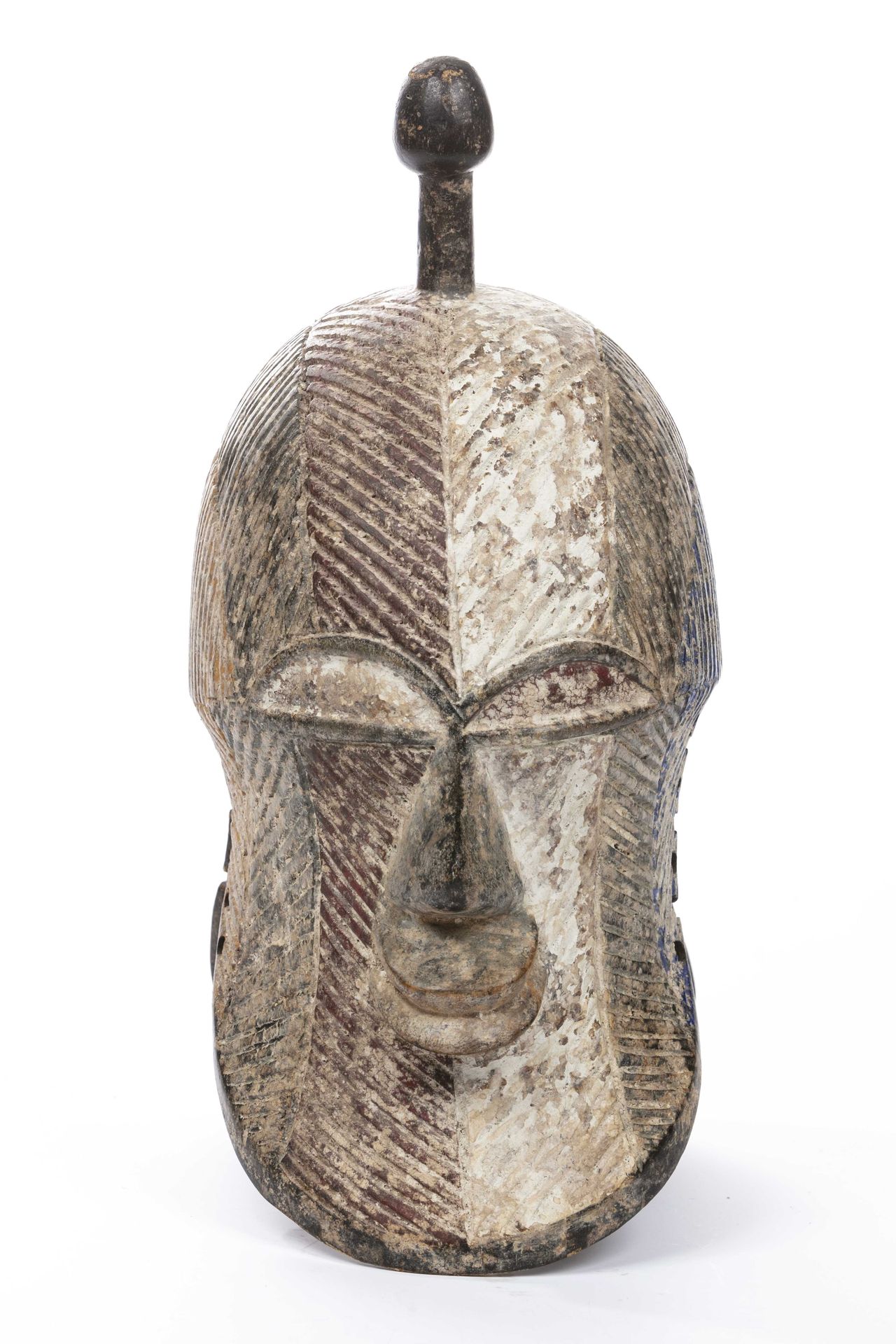 Null 宋耶-基夫韦伯面具。 
刚果民主共和国 
木头
高：42厘米
 长而巨大的脸，头盔面具，装饰有条纹图案，脸部被右侧的红色和左侧的白色分成两个不同的部分&hellip;