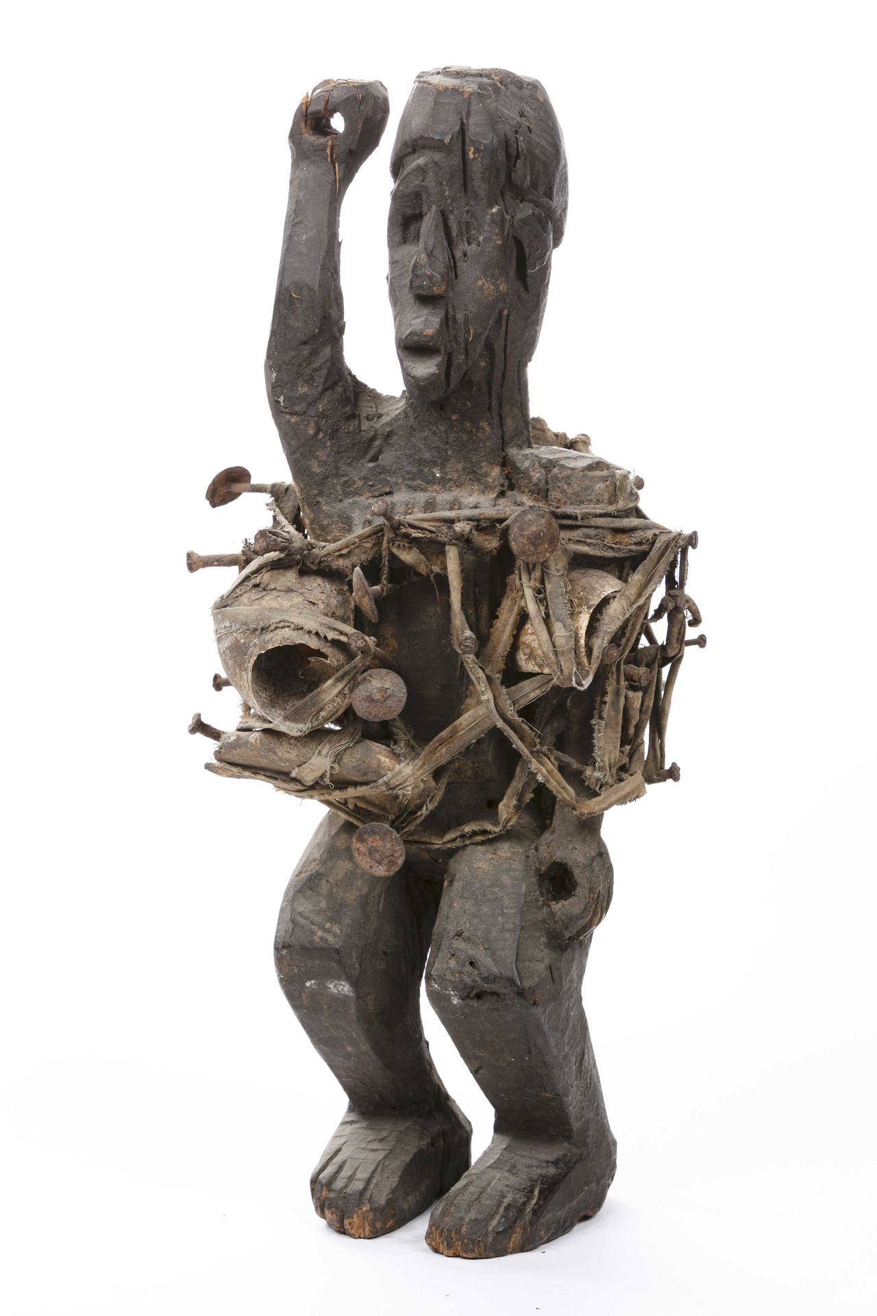 Null 金刚族人在Nkisi风格中的形象
刚果民主共和国
木材、织物、钉子、金属
高：42厘米 
角色的面部特征被抹去，小方嘴张开，似乎有一个头饰。抬起的手可&hellip;