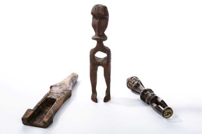 Null Lotto di tre statuette, stile Oceania, Costa d'Avorio 
Legno 
H : 23 cm; H &hellip;