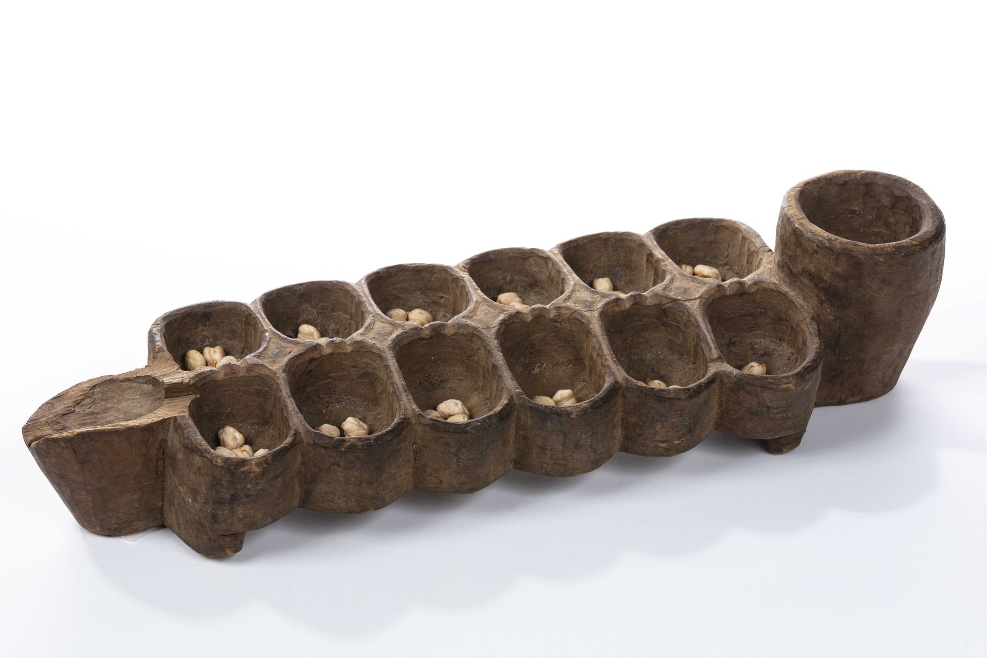 Null 阿瓦莱丹游戏，象牙海岸
木材，藤本植物果实
长：37厘米
说明：阿瓦勒在丹语中被称为 "ma kpon"。棋盘由四条小腿支撑，分为两行六个格子，玩家在&hellip;