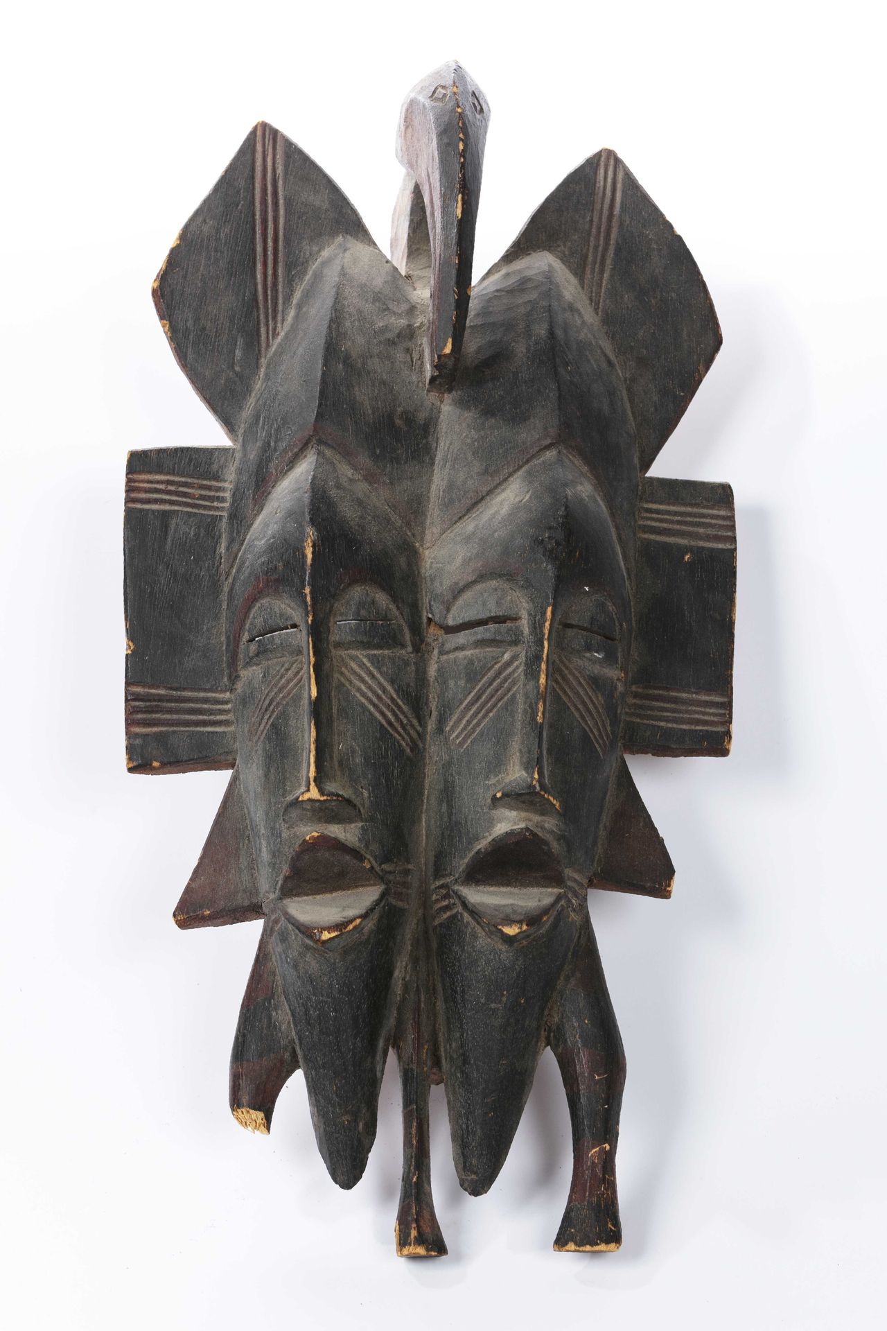 Null Maschera in stile Kpelye, Senoufo, Costa d'Avorio 
Legno 
Altezza: 50 cm 
D&hellip;