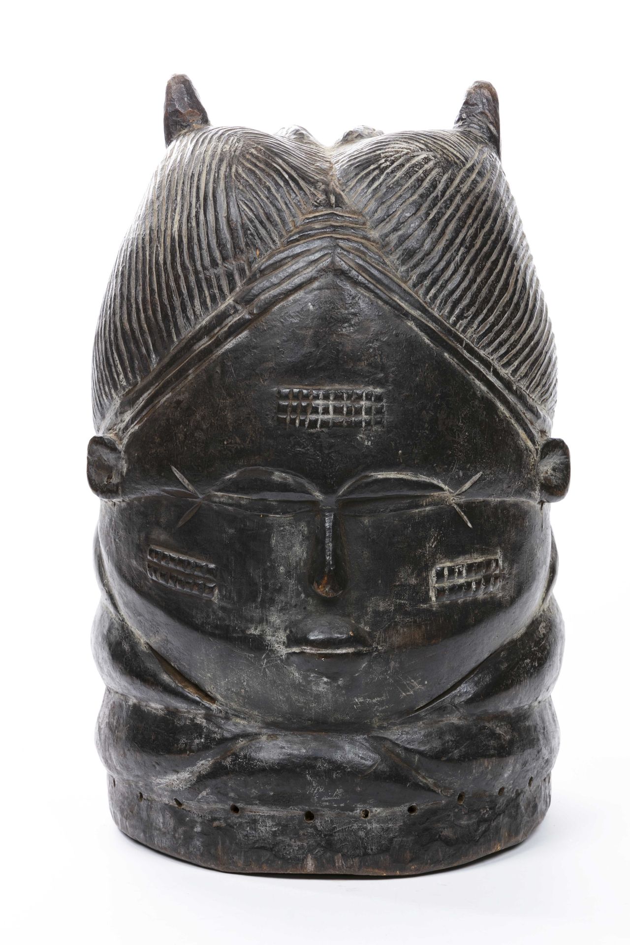 Null Bundu Mende风格的头盔面具 
塞拉里昂
木头
高度：38厘米
闭着的小眼睛突出了造型的柔和、精致和宁静的表现力，眼睛的两端有十字形的疤痕，额&hellip;