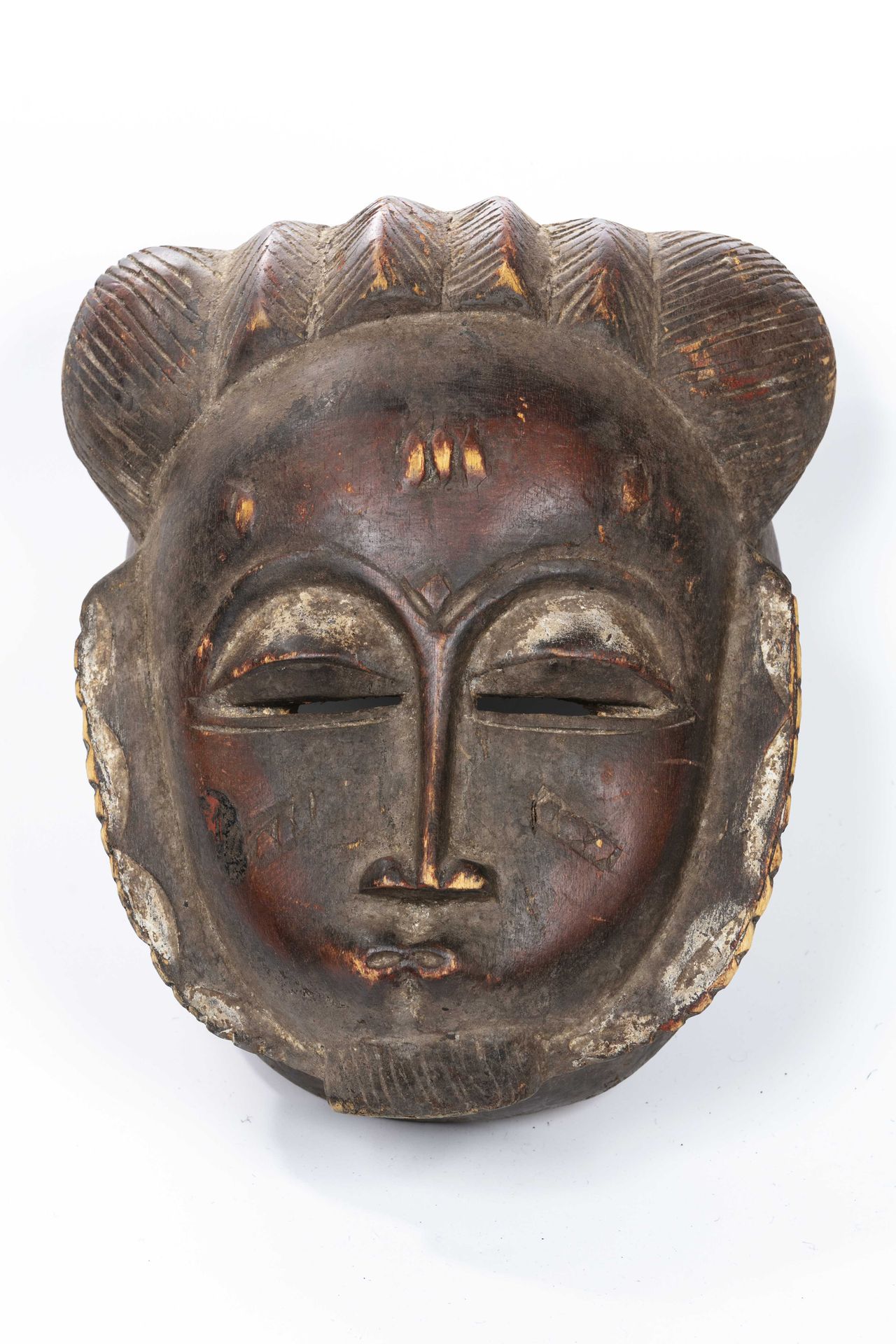 Null Maske im Baoulé-Stil, Elfenbeinküste. 
Holz 
H: 29 cm 
Rundliches Gesicht, &hellip;