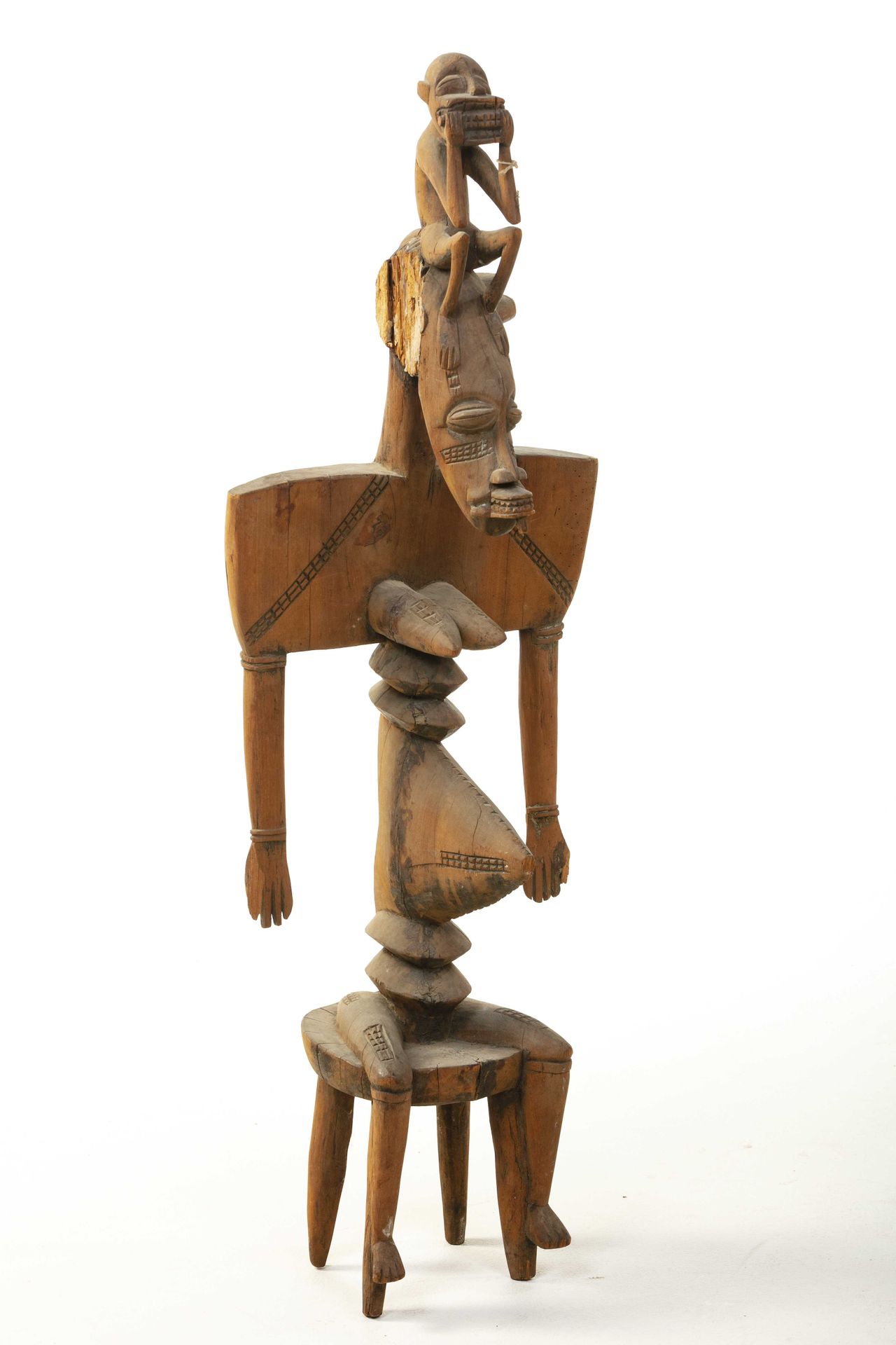 Null Weibliche Figur im Stil der Senoufo.
Elfenbeinküste
Holz 
H: 103 cm
Abstrak&hellip;