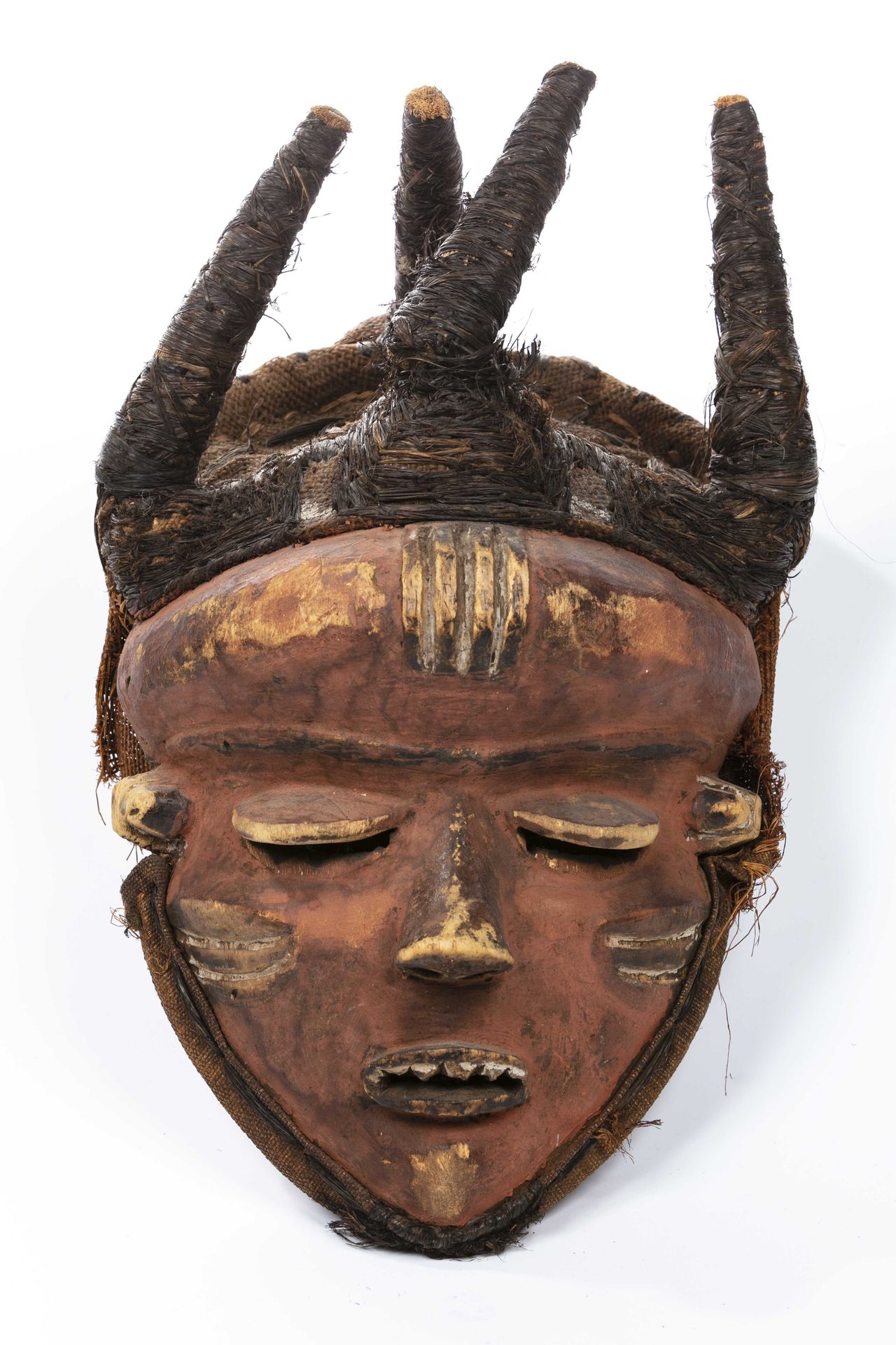 Null 萨兰帕苏式面具，刚果民主共和国 
木材、纤维 
高：43厘米 
脸部扁平的面具，充满了宁静。眼睛是闭着的，眼皮是用黄色突出的。额头上有一系列垂直的黄色&hellip;