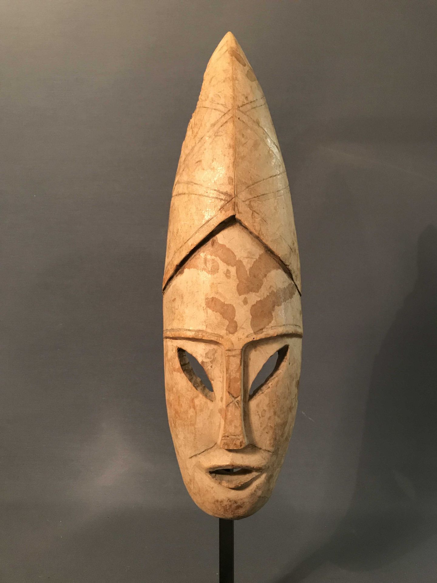 Null 一对面具 
马哈法利 - 马达加斯加
轻型木材 
20世纪中叶 
合理的状态
50 x 15 x 6厘米 
私人收藏 
马达加斯加 - 一对50厘米的&hellip;