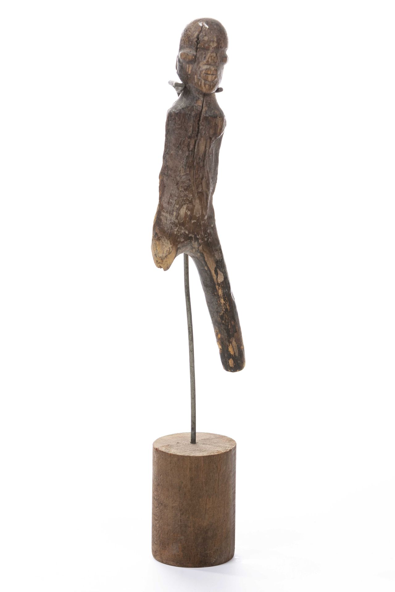 Null 多贡风格的雕像，马里 
 木头 
高：19厘米（不含底座） 
小雕像有淡淡的铜锈，粗糙的木头，有简化和图表化的形式，没有的手臂沿着树干猜测，张开的腿，&hellip;