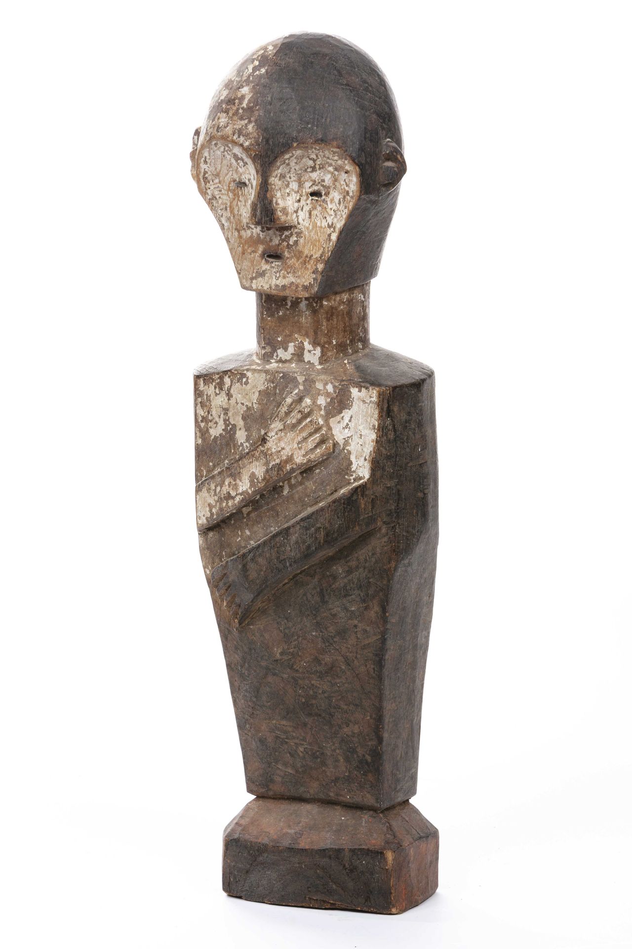 Null 佐贺式雕像 
加蓬 
木头
高：40.5厘米
小人物有一个长方形的身体，两只手臂交织在一起，呈扁平的长方形，都贴在半身。心形脸，额头和鼻脊变黑，其余部&hellip;