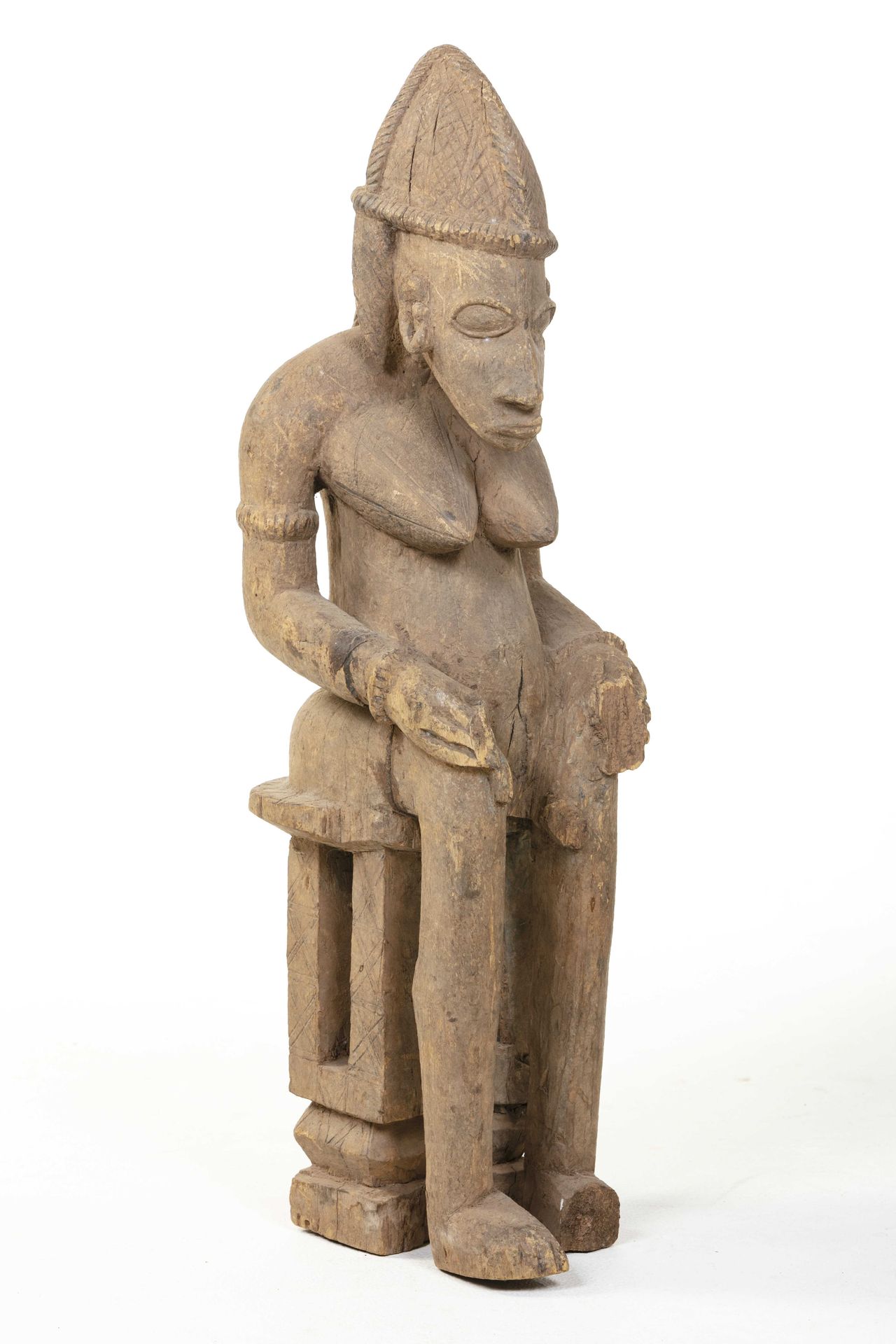 Null 坐着的男性形象，多贡风格 
马里
木头
高度：70厘米
女性形象，气宇轩昂，坐在一个高凳子上。长腿，凳子的线脚形成一个镂空的长方形。美丽的胸围，椭圆形&hellip;