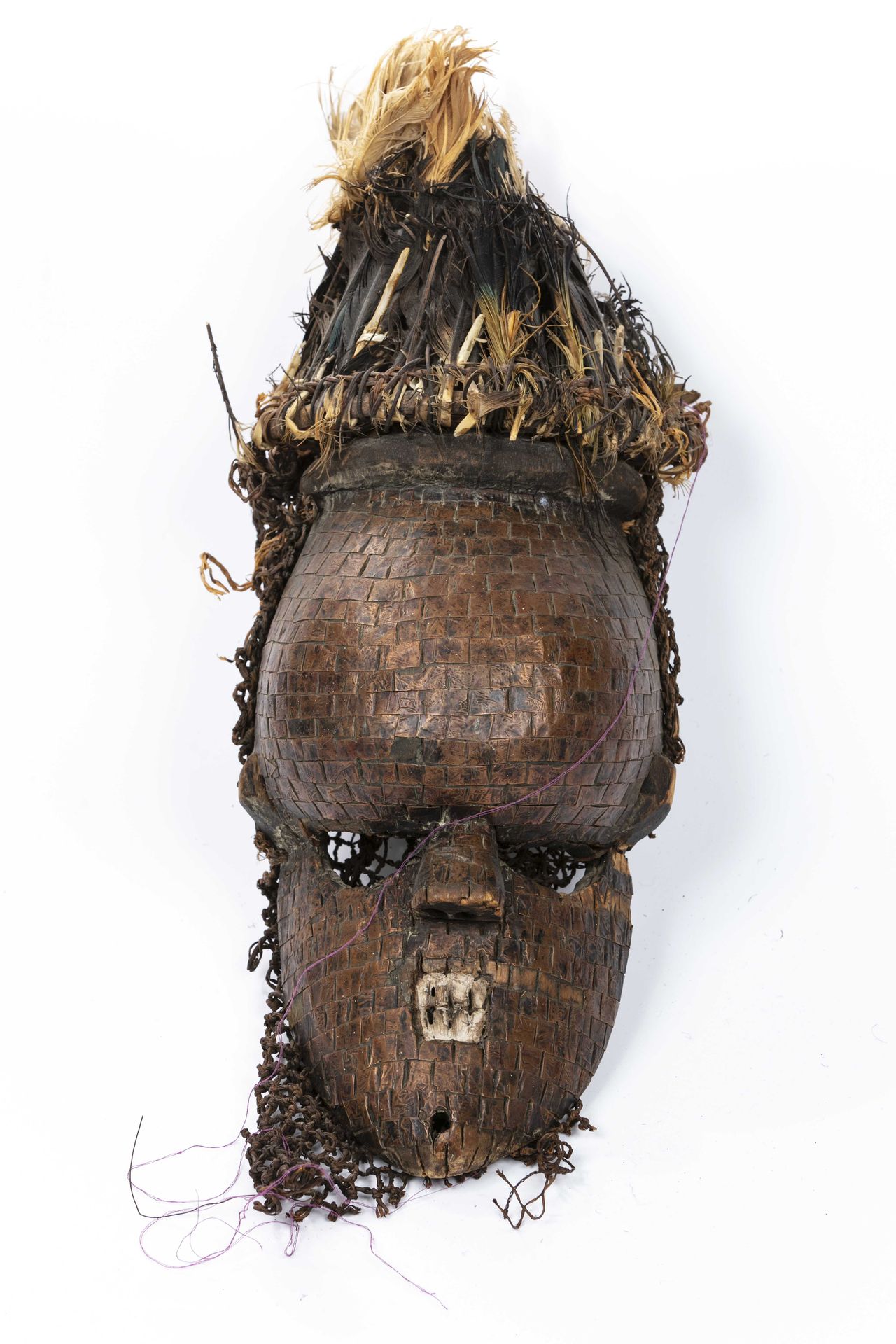 Null 萨兰帕苏式面具，刚果民主共和国 
伍德，拉斐尔 
高：42厘米 
 气势磅礴的隆起额头，小鼻子，眼睛呈空洞状，小方嘴用白色颜料加强。头骨顶部覆盖着一个&hellip;