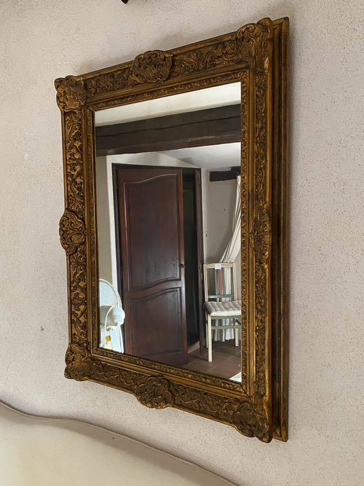 Null Miroir en bois et stuc doré de style Régence