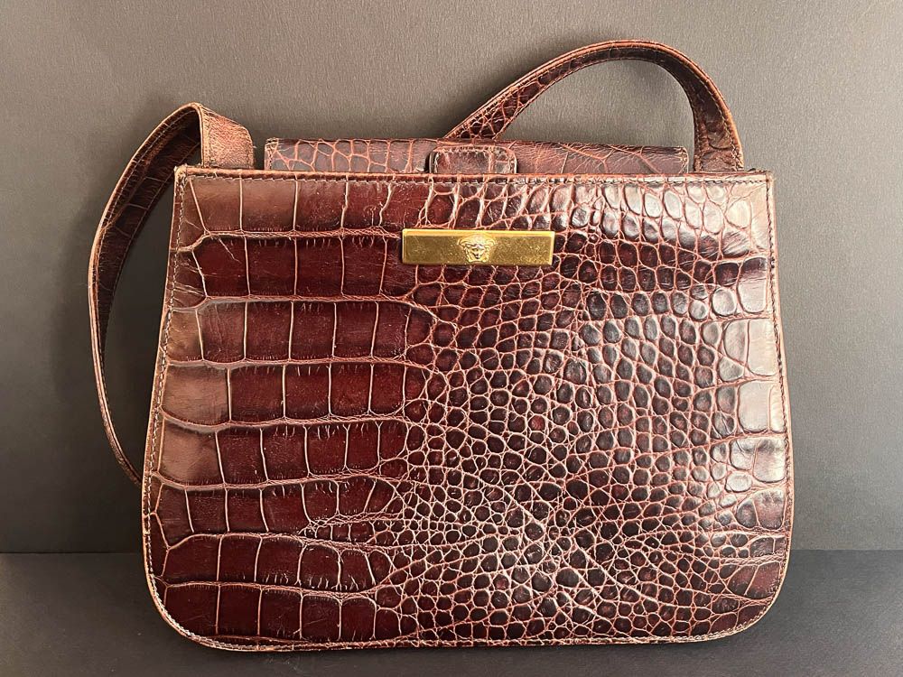 Null VERSACE
Crocodile style leather bag
2,5 x 28 x 3 cm
