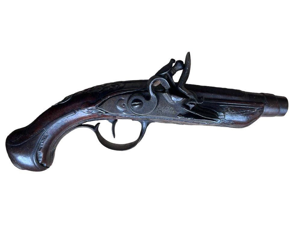 Null Antoine DUMARES (XVIII) 
Petit pistolet de voyage, platine à silex, décor d&hellip;