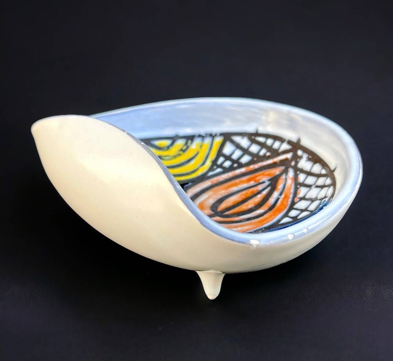 Null Roger CAPRON (1922-2006)
Tripod-Schale aus Keramik.
Signiert und situiert a&hellip;