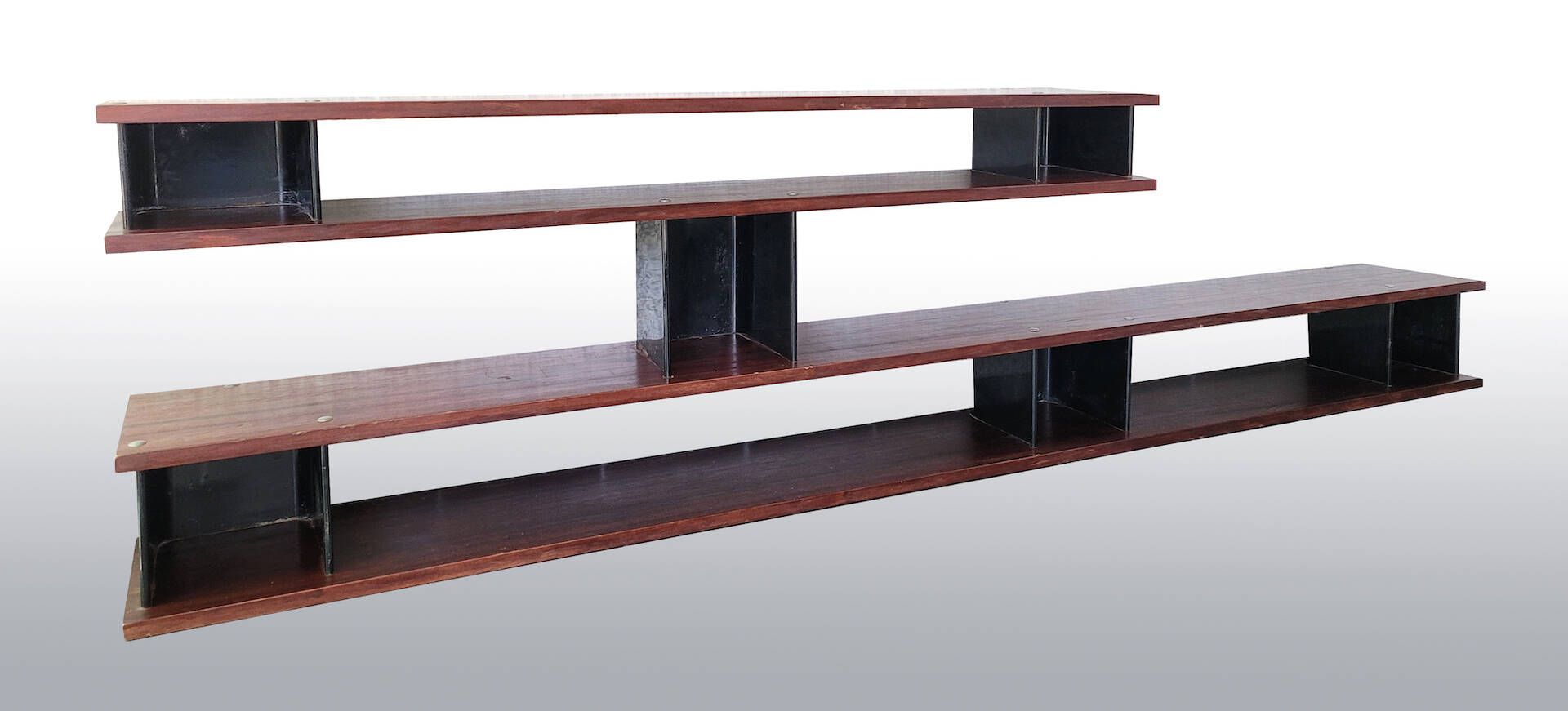 Null 夏洛特-佩里安德（1903-1999）
云 "书柜 - 约 1952 年
木材和黑漆折叠金属板。
72 x 280 x 33 厘米
出处：毛里塔尼亚坎&hellip;