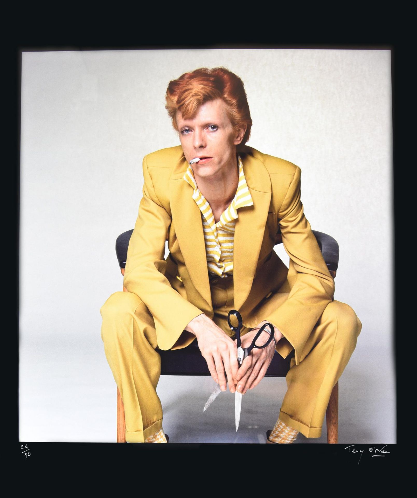 Terry O'Neill Terry O'Neill

DAVID BOWIE (WITH SCISSORS), LOS ANGELES

stampa cr&hellip;