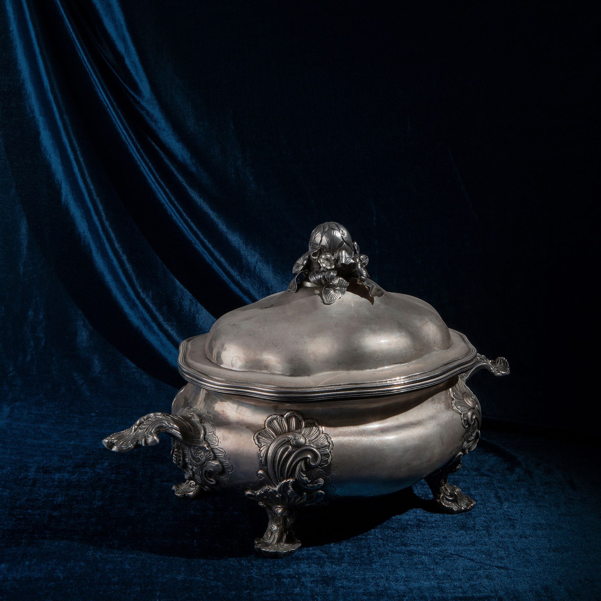 Large silver tureen 18世纪下半叶在巴塞罗那市制造。 总重量135.7盎司，13.7x22.4x11英寸。