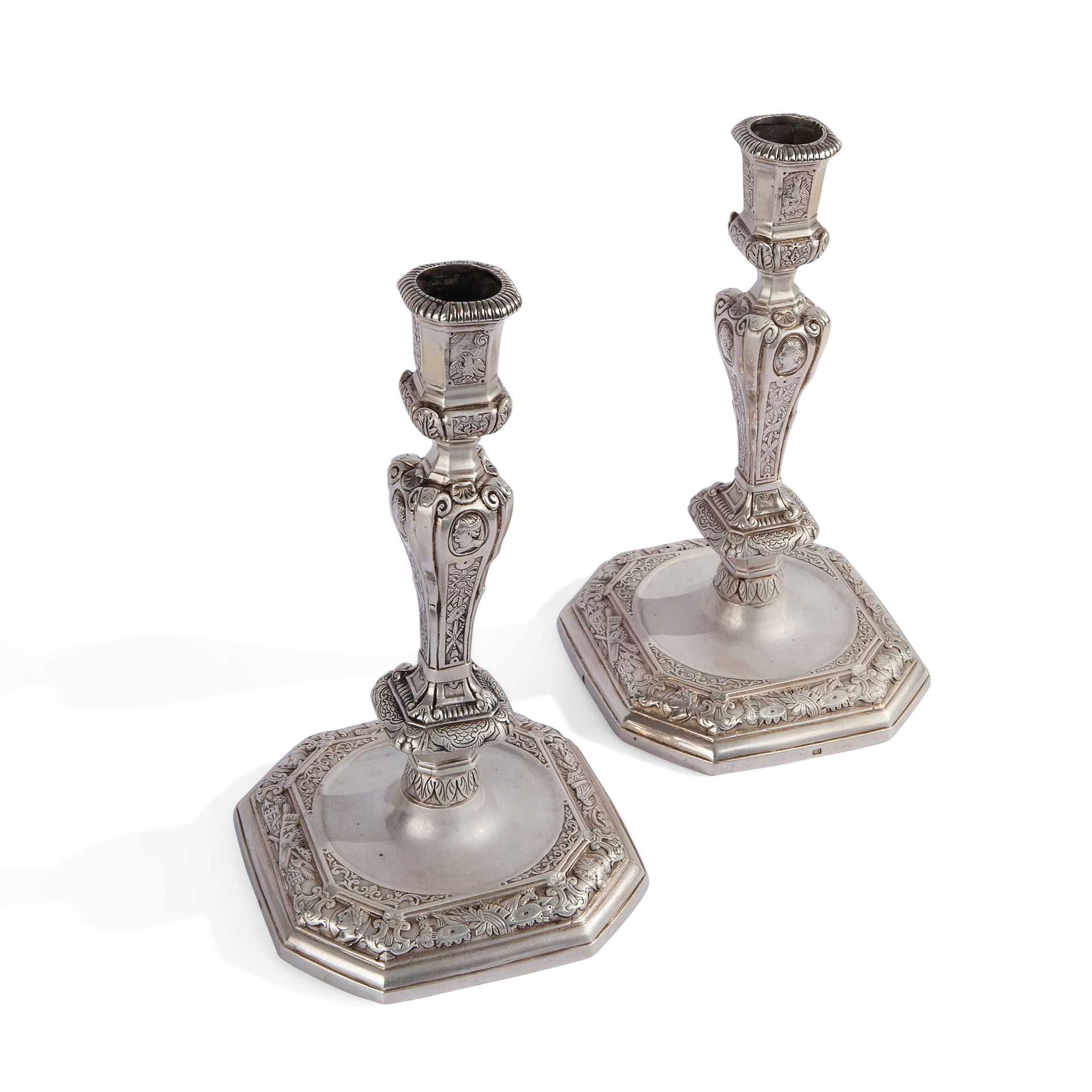 Pair of chased cast silver candlesticks, 18th century 它们带有1814年后荷兰进口的标记。可能起源于比利时&hellip;
