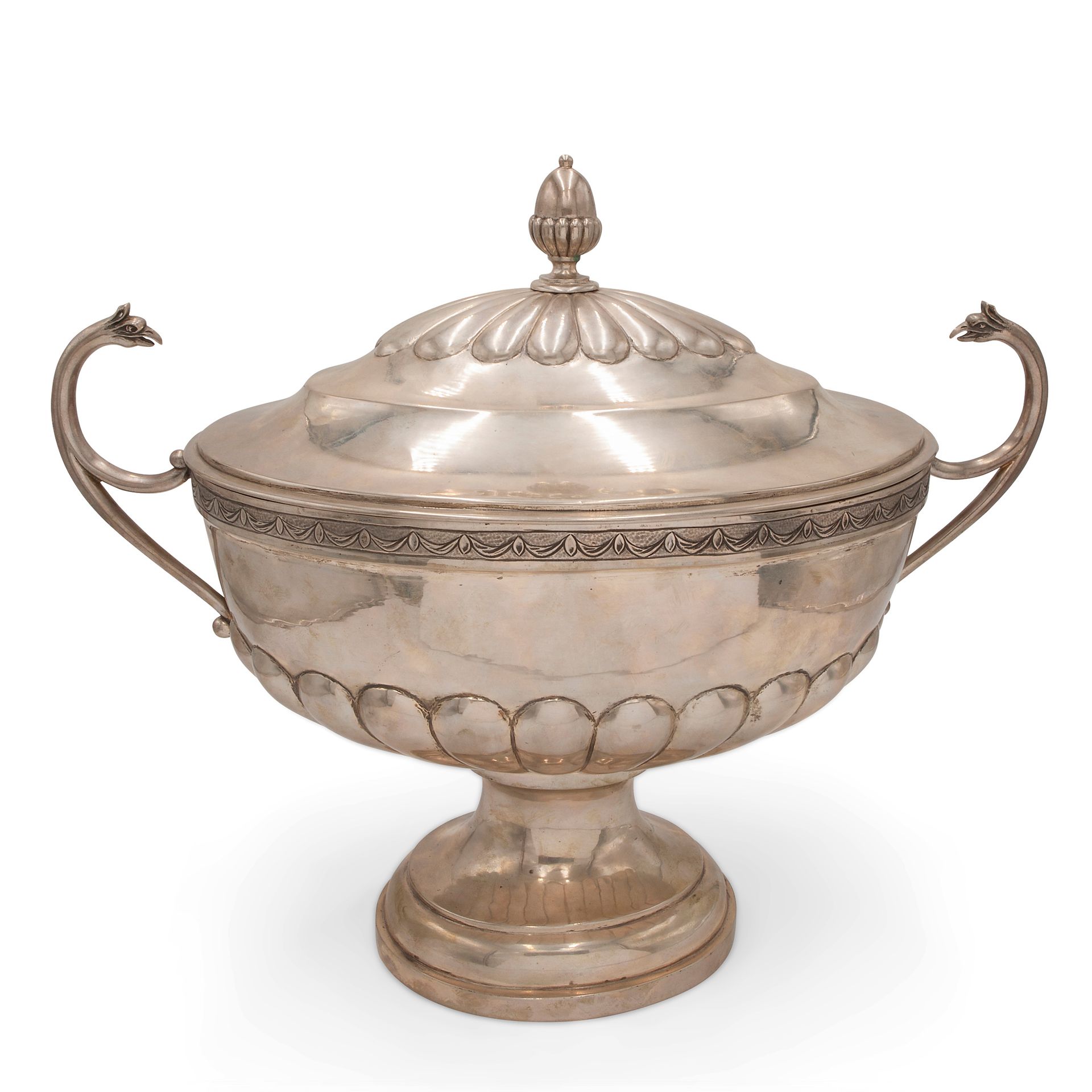 Large silver tureen, first quarter of the 19th century Forme ovale, fabrication &hellip;
