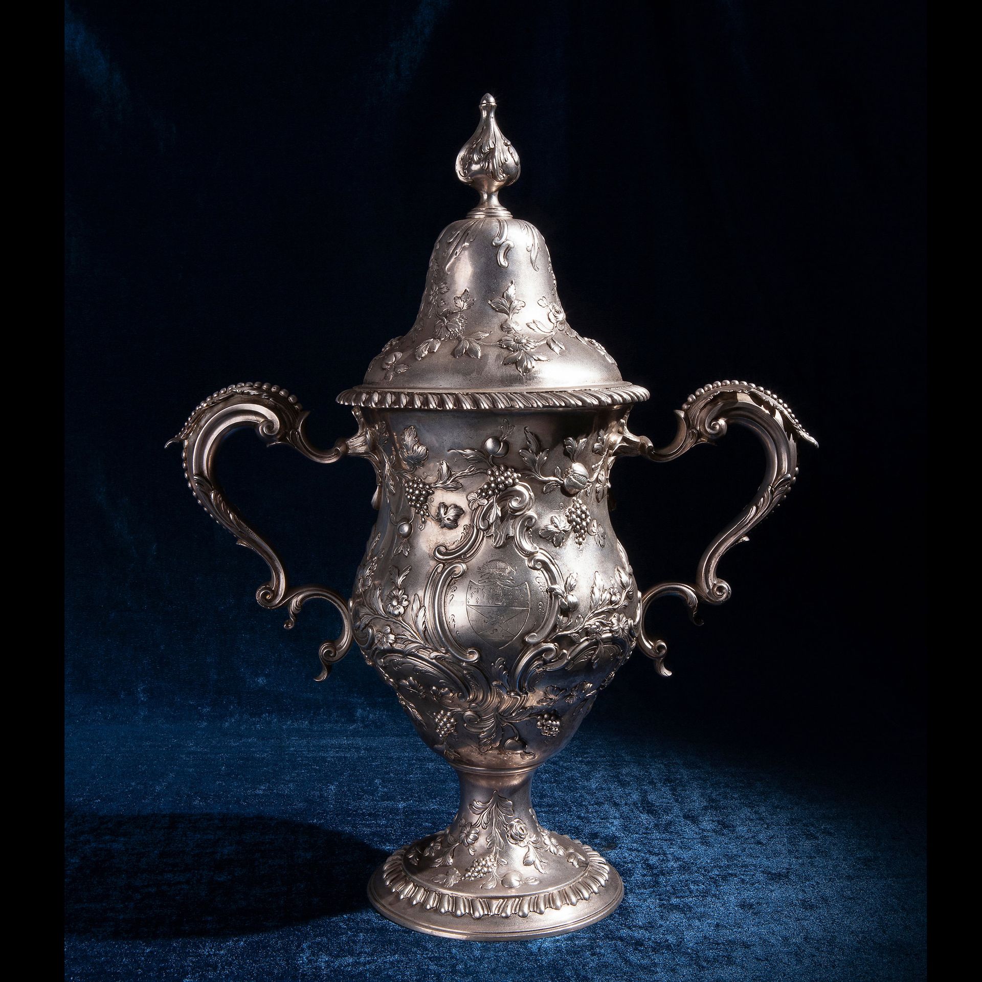Silver two-handle cup with cover, London 1766 Decorazione a motivi vegetali, mae&hellip;