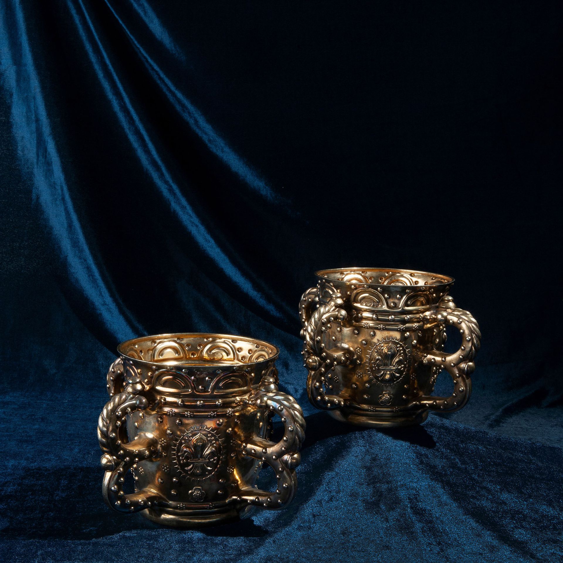 Pair of four handles silver cups, London 1871 镀金银，完全压印有16世纪的图案。维多利亚时期在伦敦执行的艺术品，由&hellip;