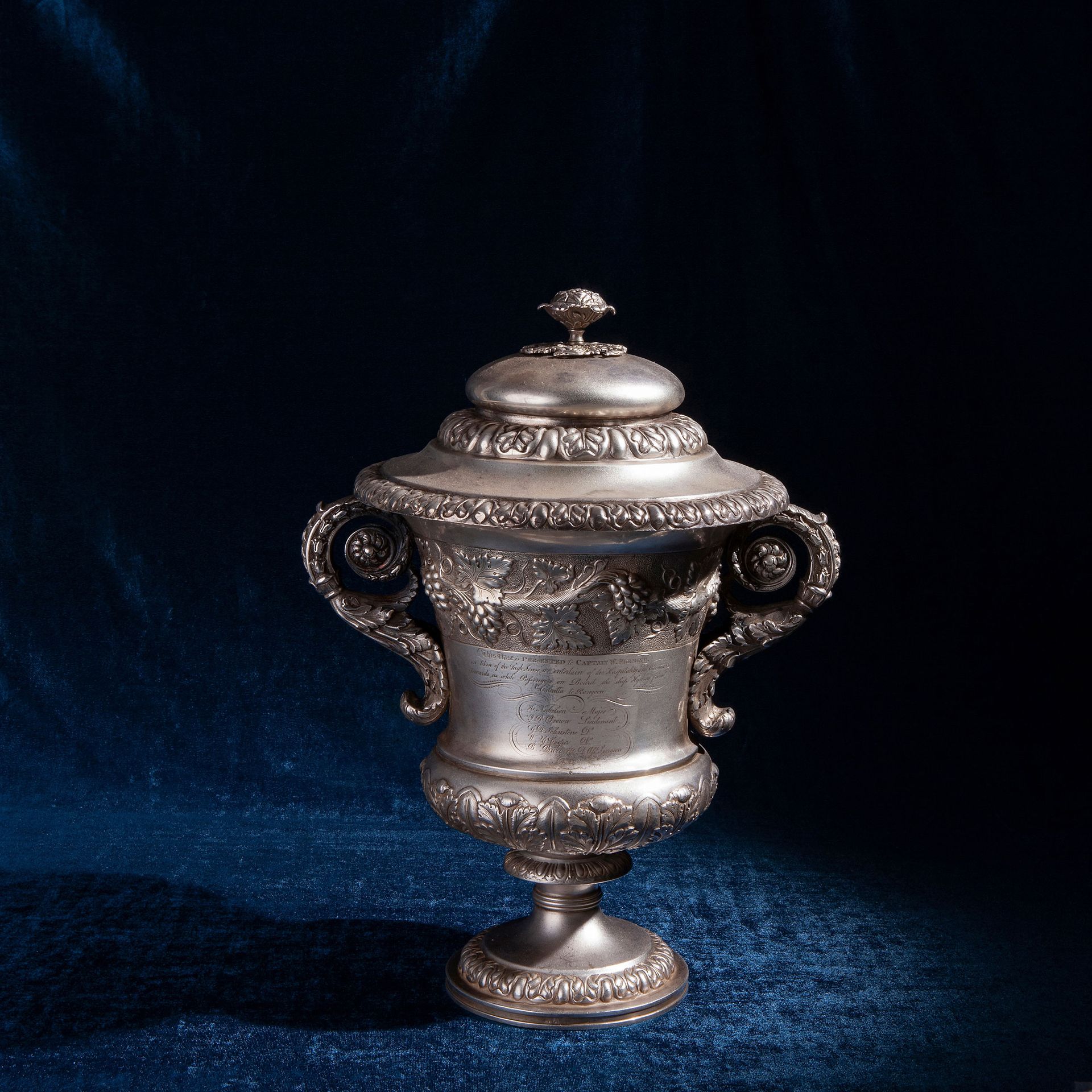 Big silver cup, Calcutta city first quarter of the 19th century Two-handle cup, &hellip;