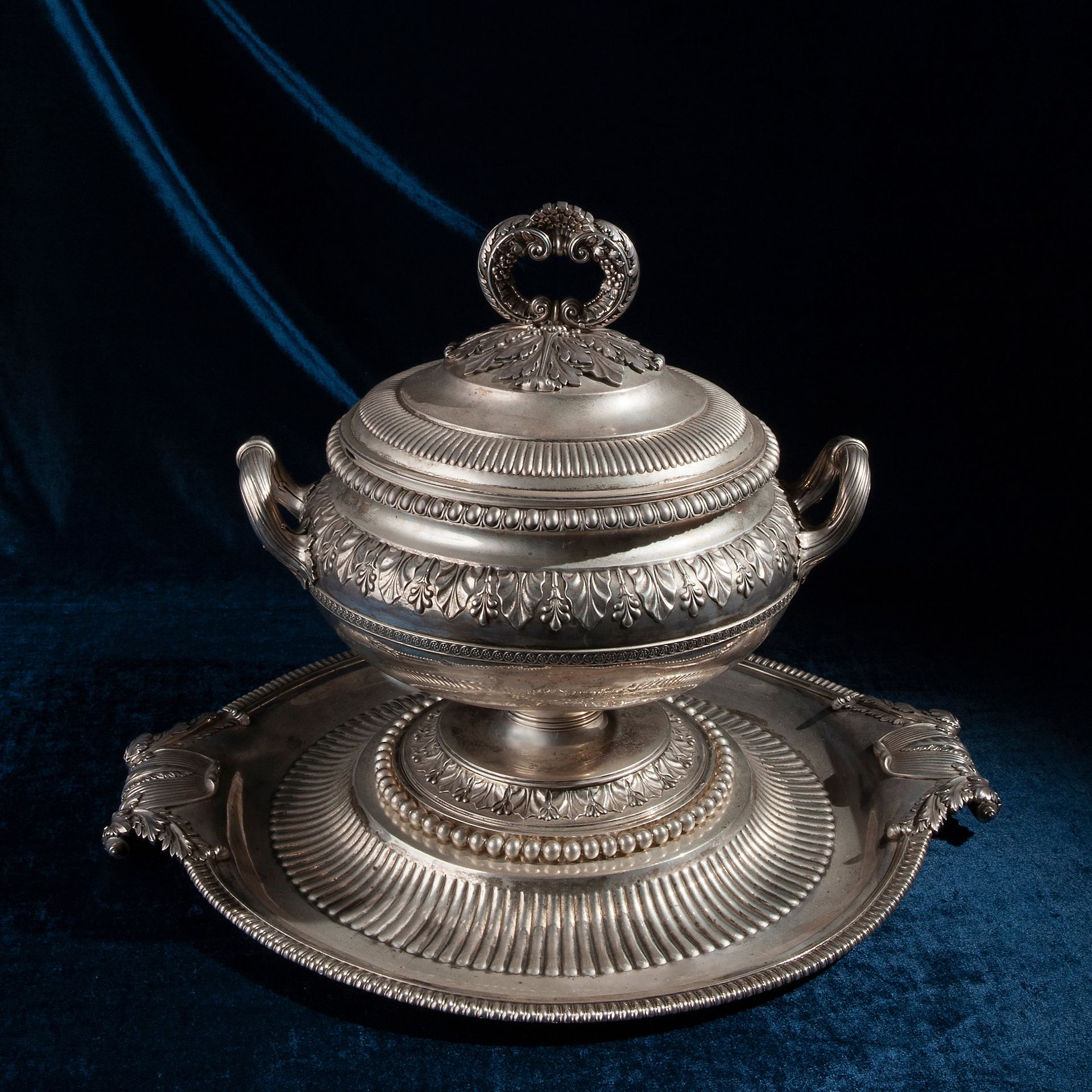 Large silver tureen with presentoir, London 1815 汤杯上有银器大师B.Smith的印记 总重量238盎司，4.1&hellip;