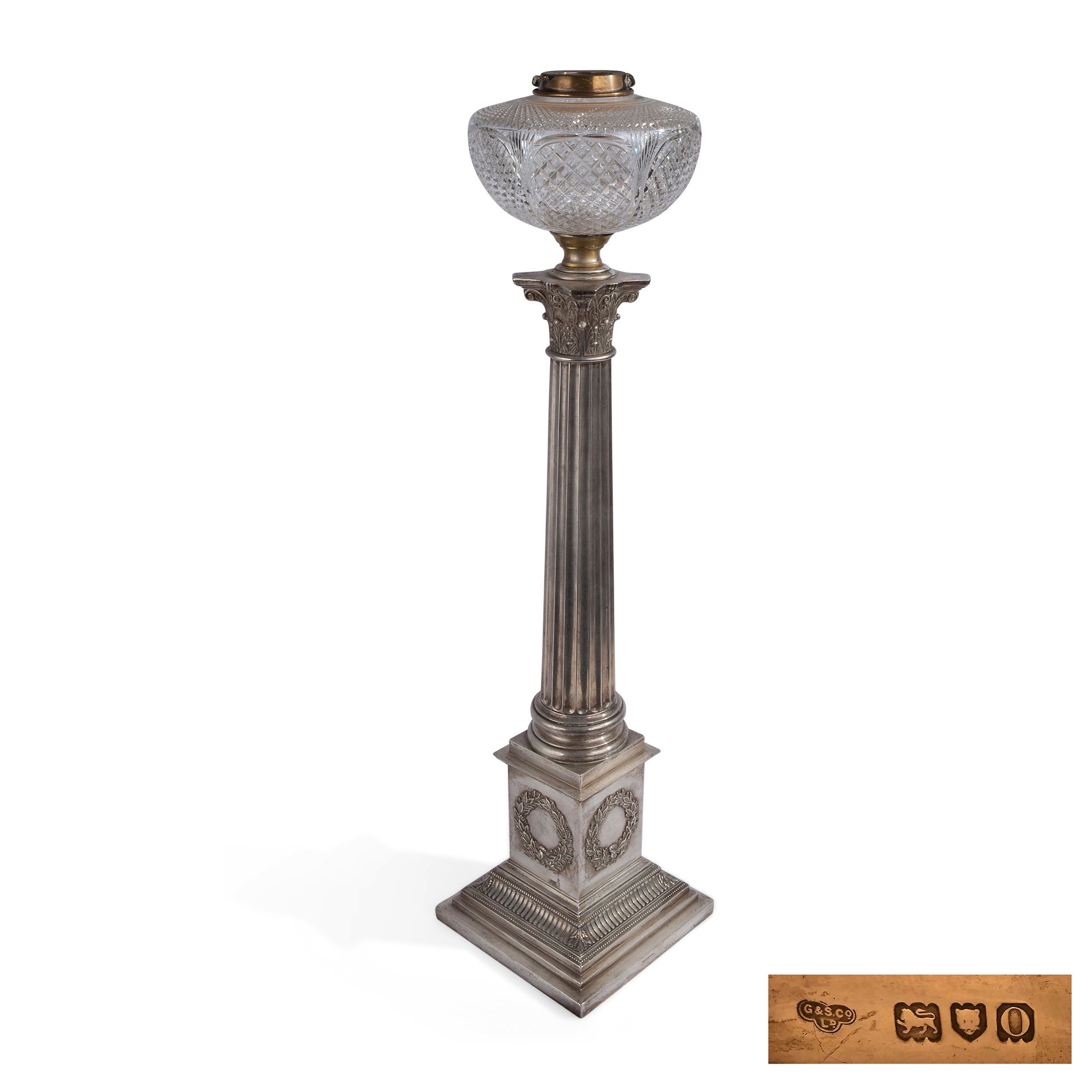 Silver column lamp, London 1909 有科林斯式的资本，爱德华七世时期尺寸为29.7x6.2x6.2英寸。
