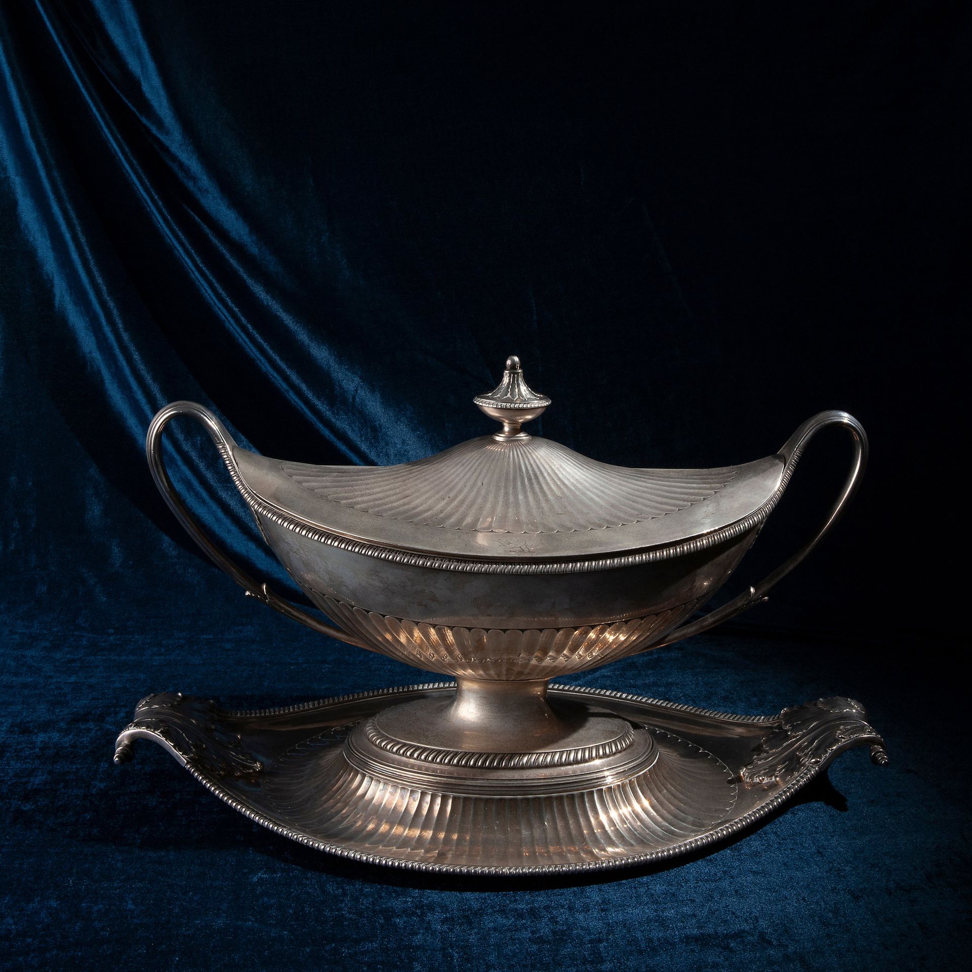 Silver tureen with presentoir, London 1804 Fabrication anglaise, période George &hellip;