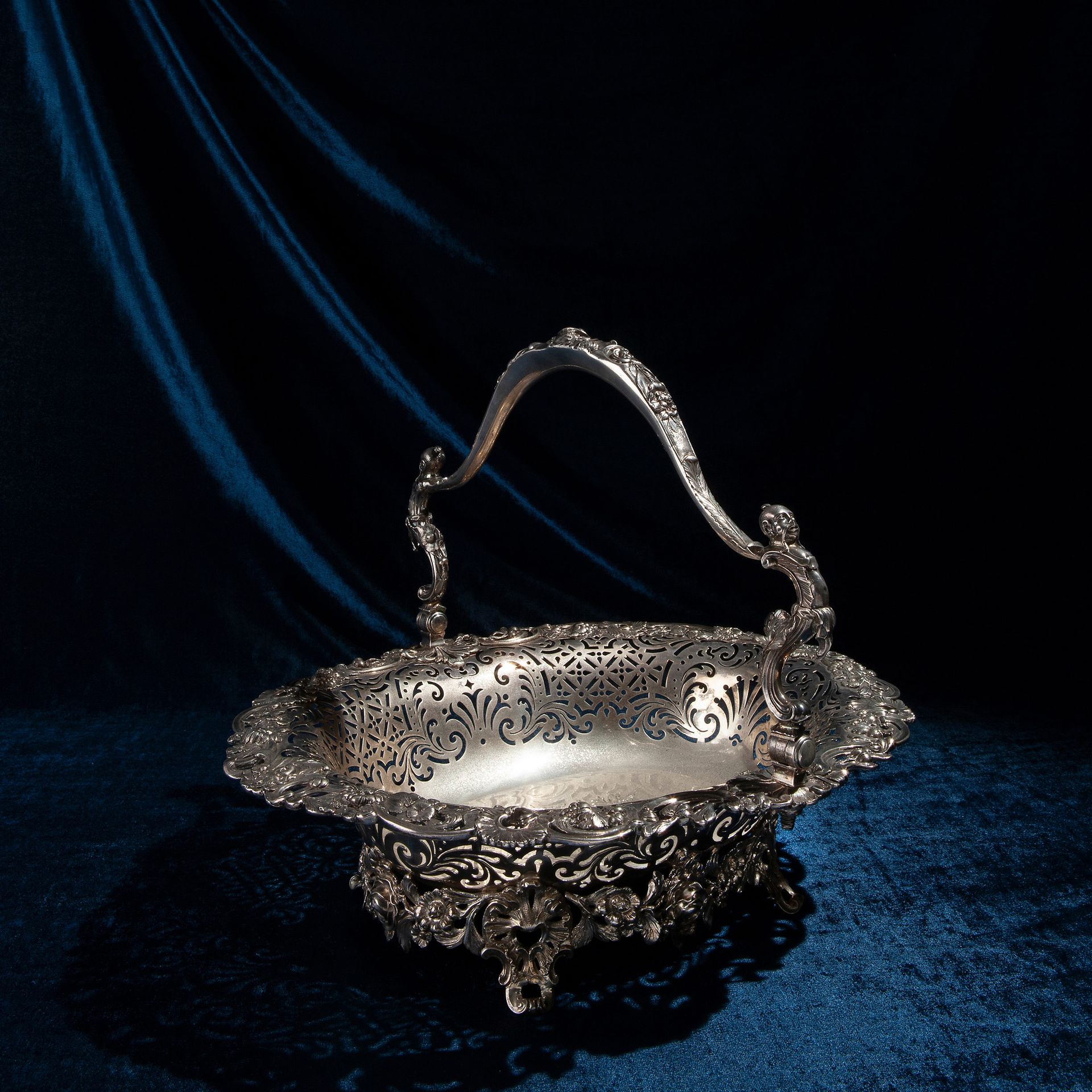 Unique silver basket, London 1756 乔治二世时期制造，有银器大师William Cripps的标记 总重量61.2盎司，12.2&hellip;