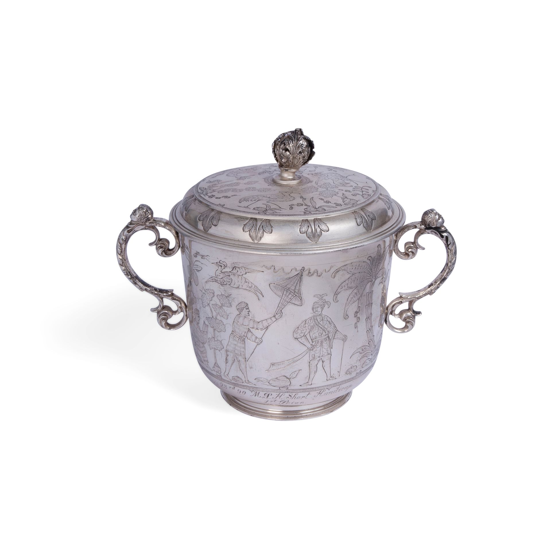 Silver two-handle cup, London 1924 装饰有中国式雕刻，总重量43.1盎司，9x10.8x6.6英寸。