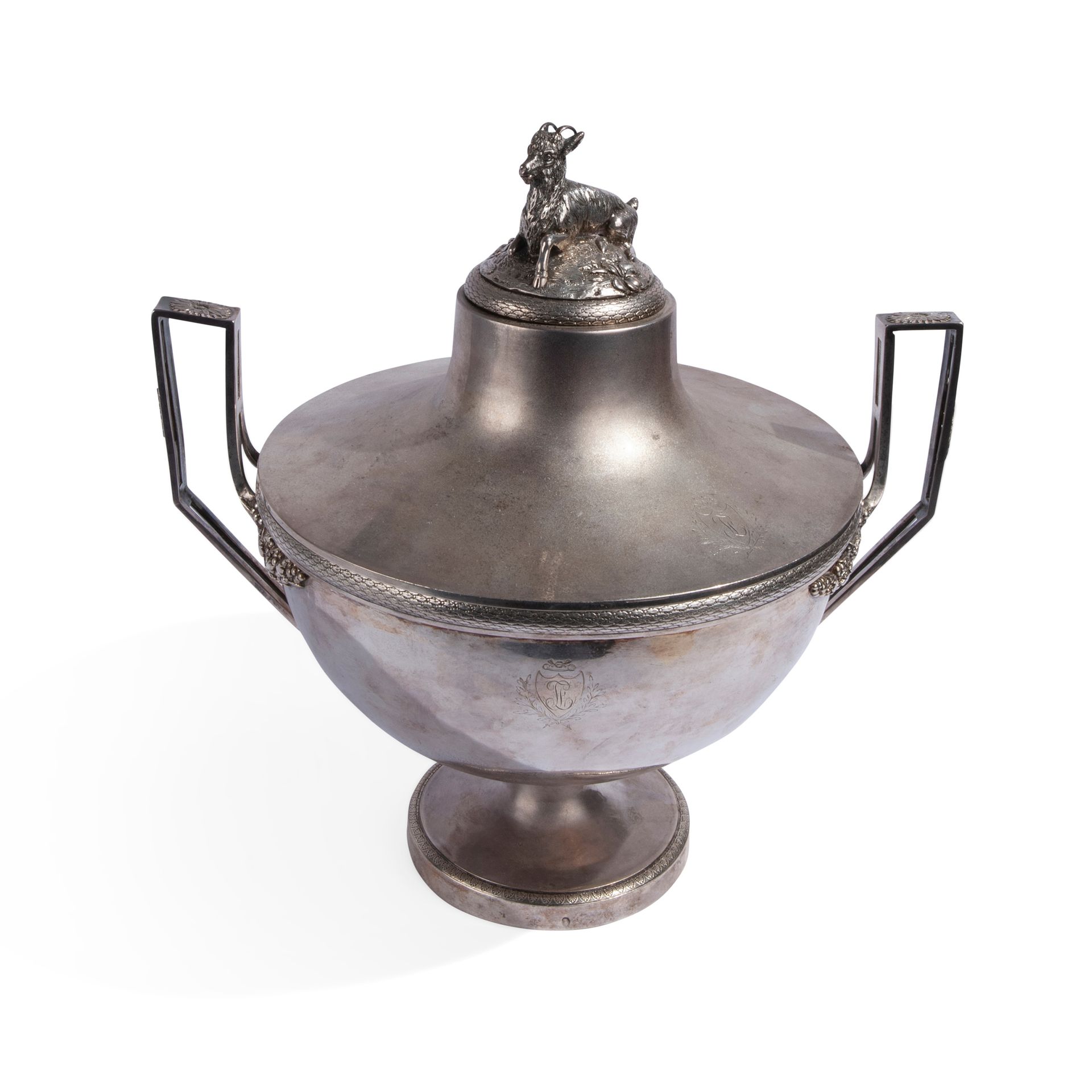 Large French silver tureen 经典的法国汤杯，质量一流，圆形。制作于18世纪末和19世纪初。 总重量79.9盎司，13.3x12.9x1&hellip;