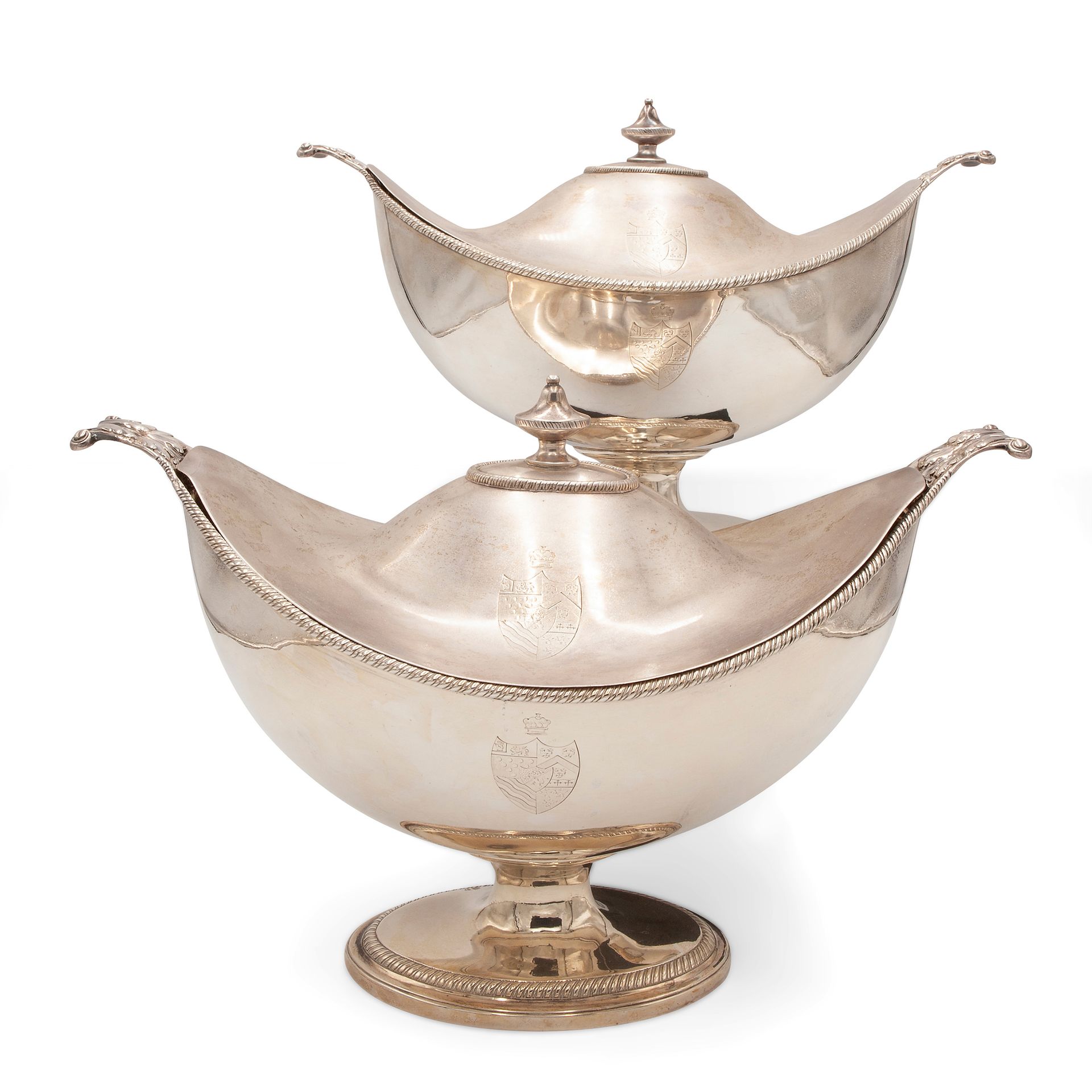 Pair of silver boat-shaped soup tureens, London 1804 Poinçon du maître orfèvre E&hellip;