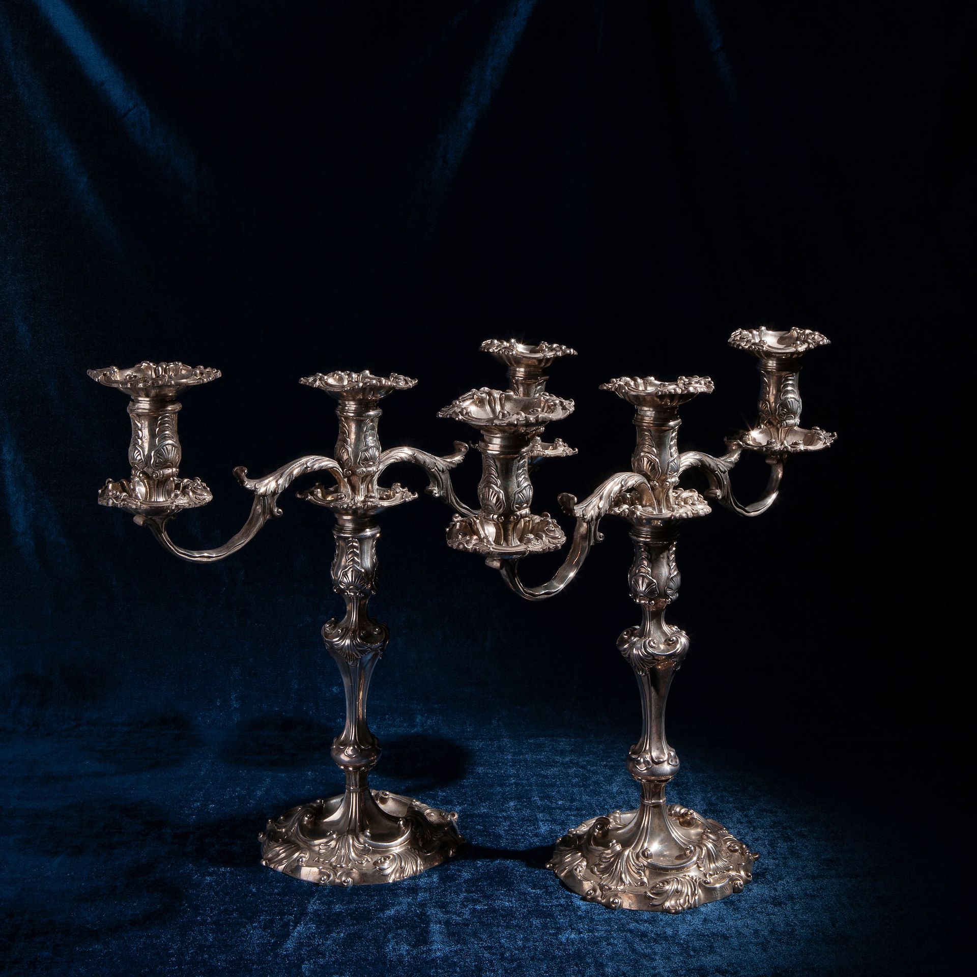 Pair of silver three-flame candlesticks Londoner Manufaktur von 1750, Punzen des&hellip;