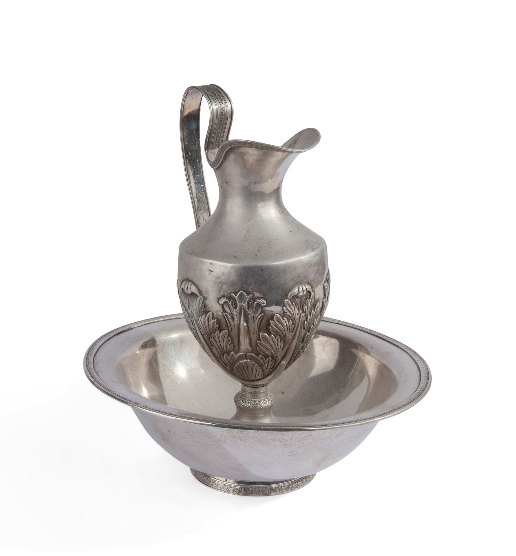 Silver jug and basin, Spain 19th century Peso totale 65,2 once, 14,1x12,2x12,2 i&hellip;