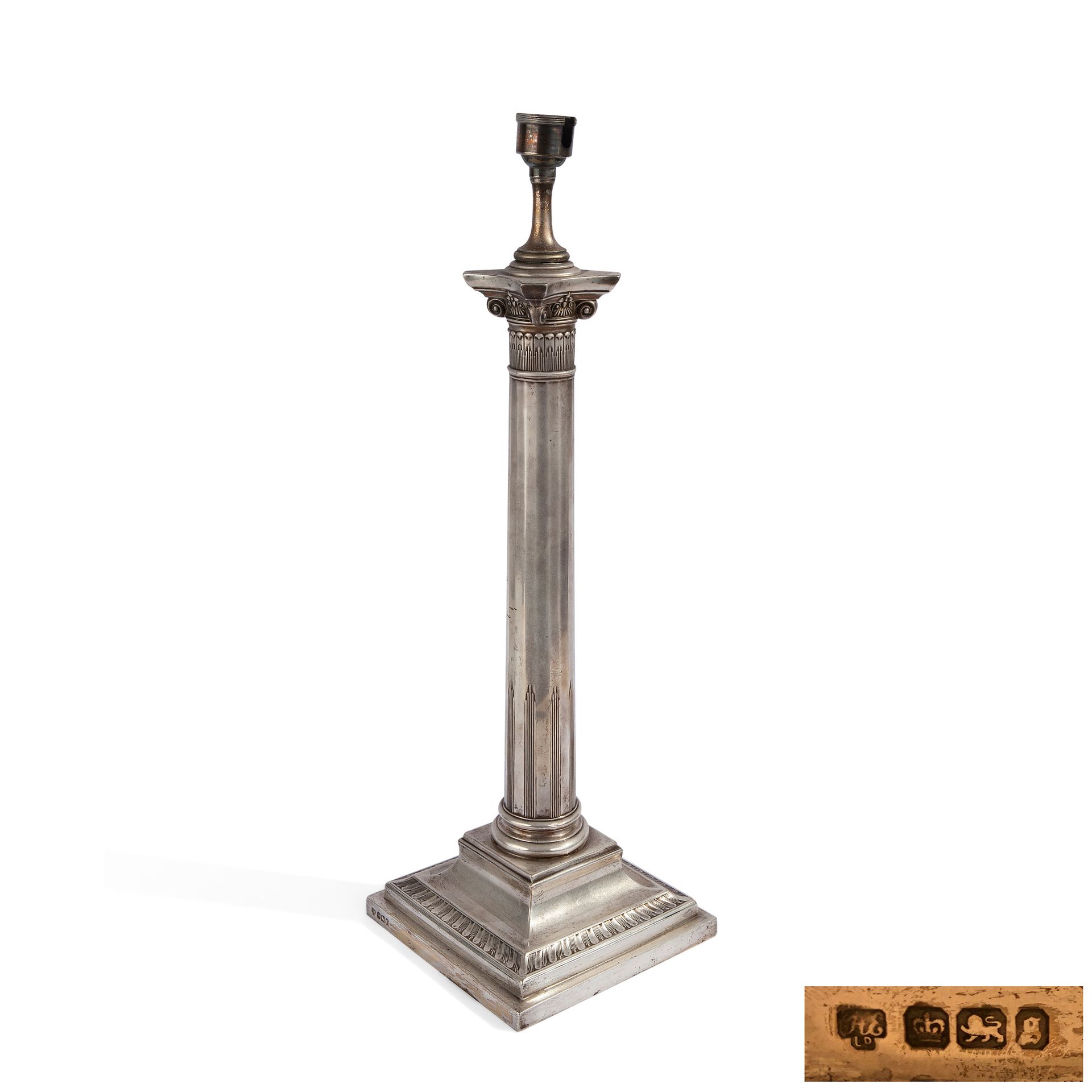 Silver column lamp 伦敦爱德华七世时期，有幻想的资本 尺寸51,5x6.4x6.4英寸。