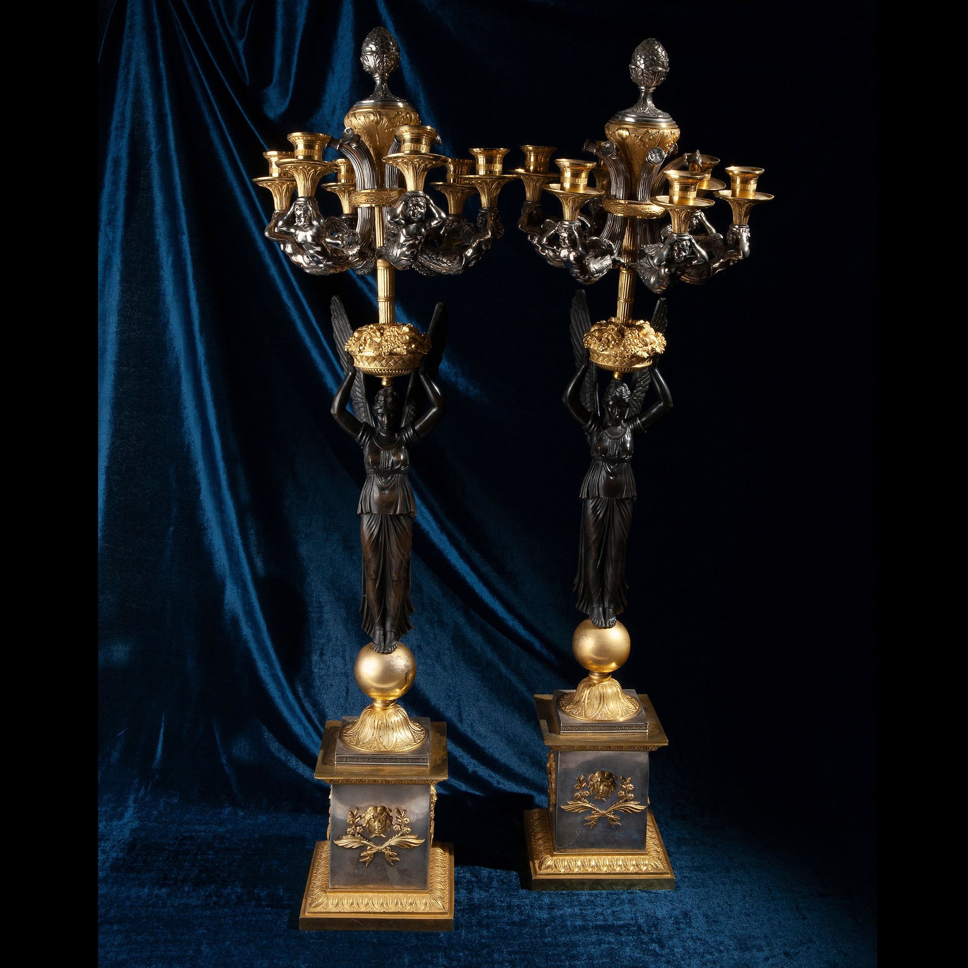 Pair of silver, silver-gilt and bronze candlesticks 青铜烧制的中央部分有翅膀的人物。那不勒斯 19世纪，大师&hellip;