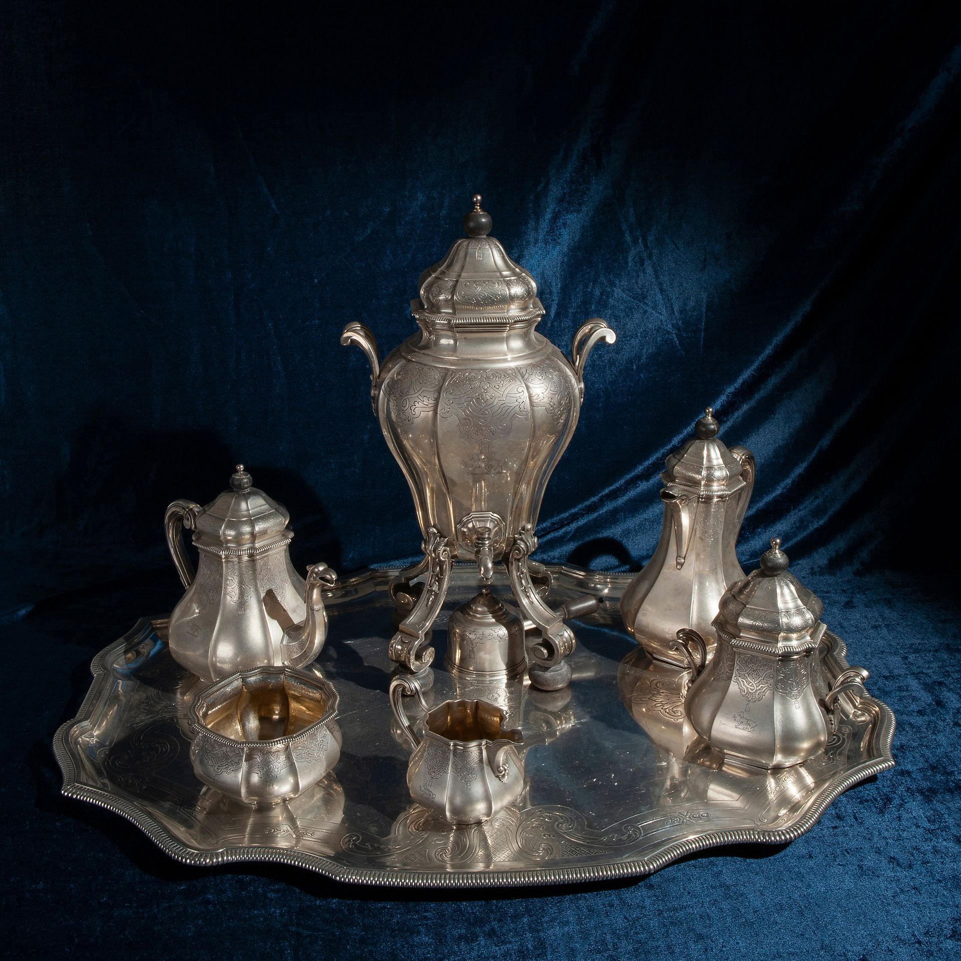 Tea and coffee silver set, France, 19th century Ensemble composé de 8 pièces, es&hellip;