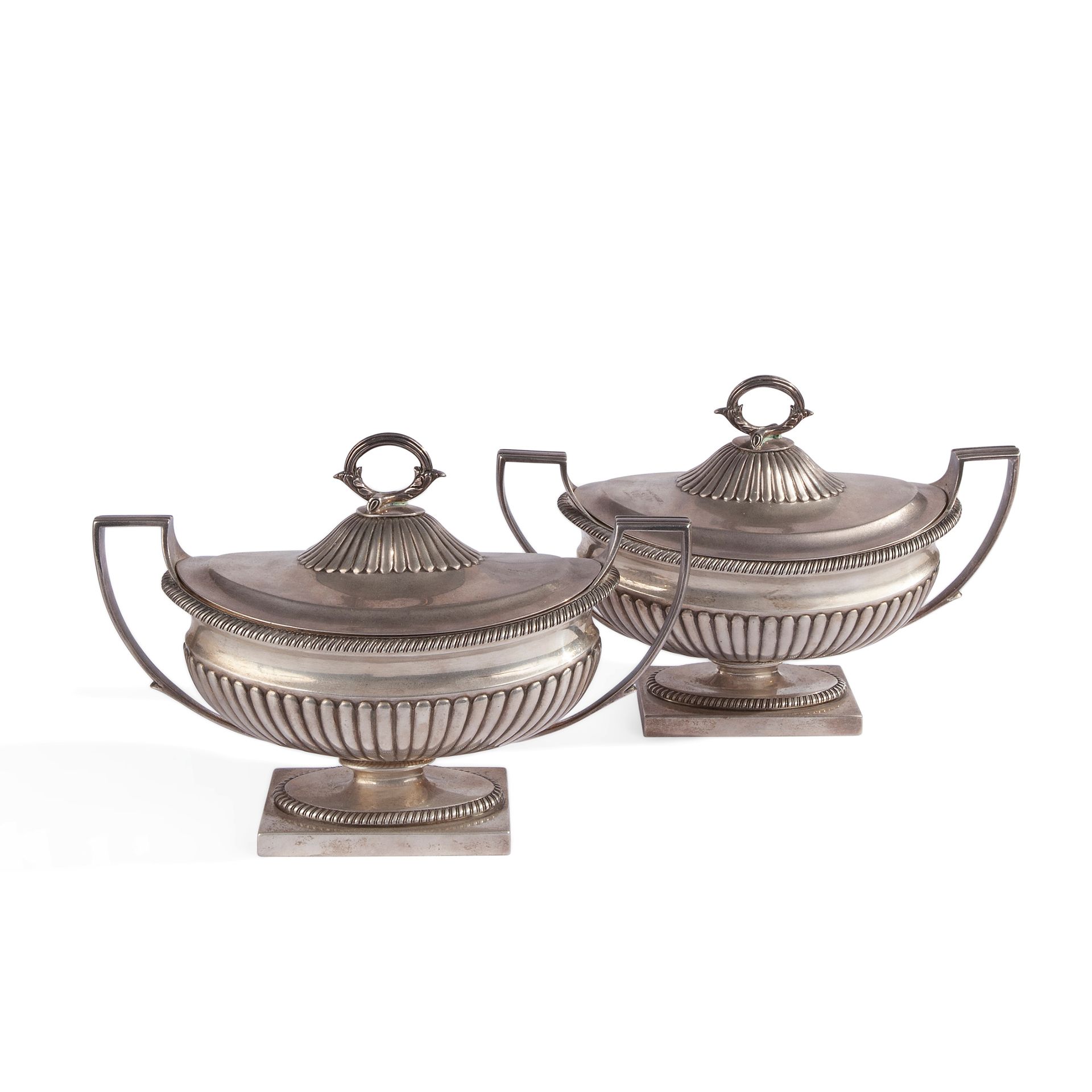 Pair of silver sauce boats, London 1803 Período Jorge III Peso total 51,3 oz., 6&hellip;