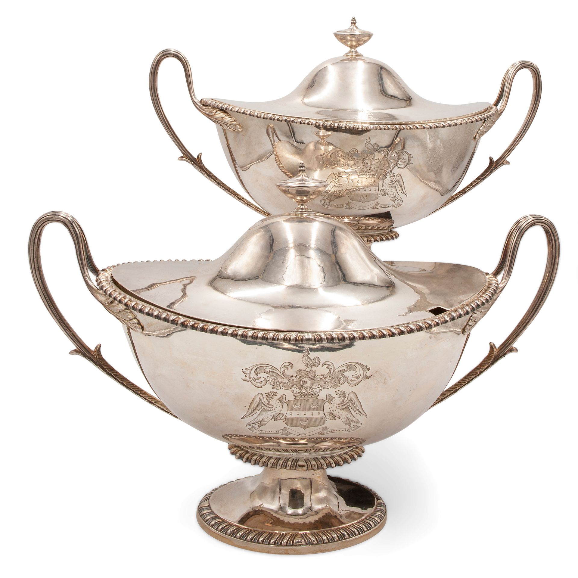 Pair of silver oval shaped tureens, London 1804 总重量147.9盎司，12.2x16.5x8.2英寸。每件