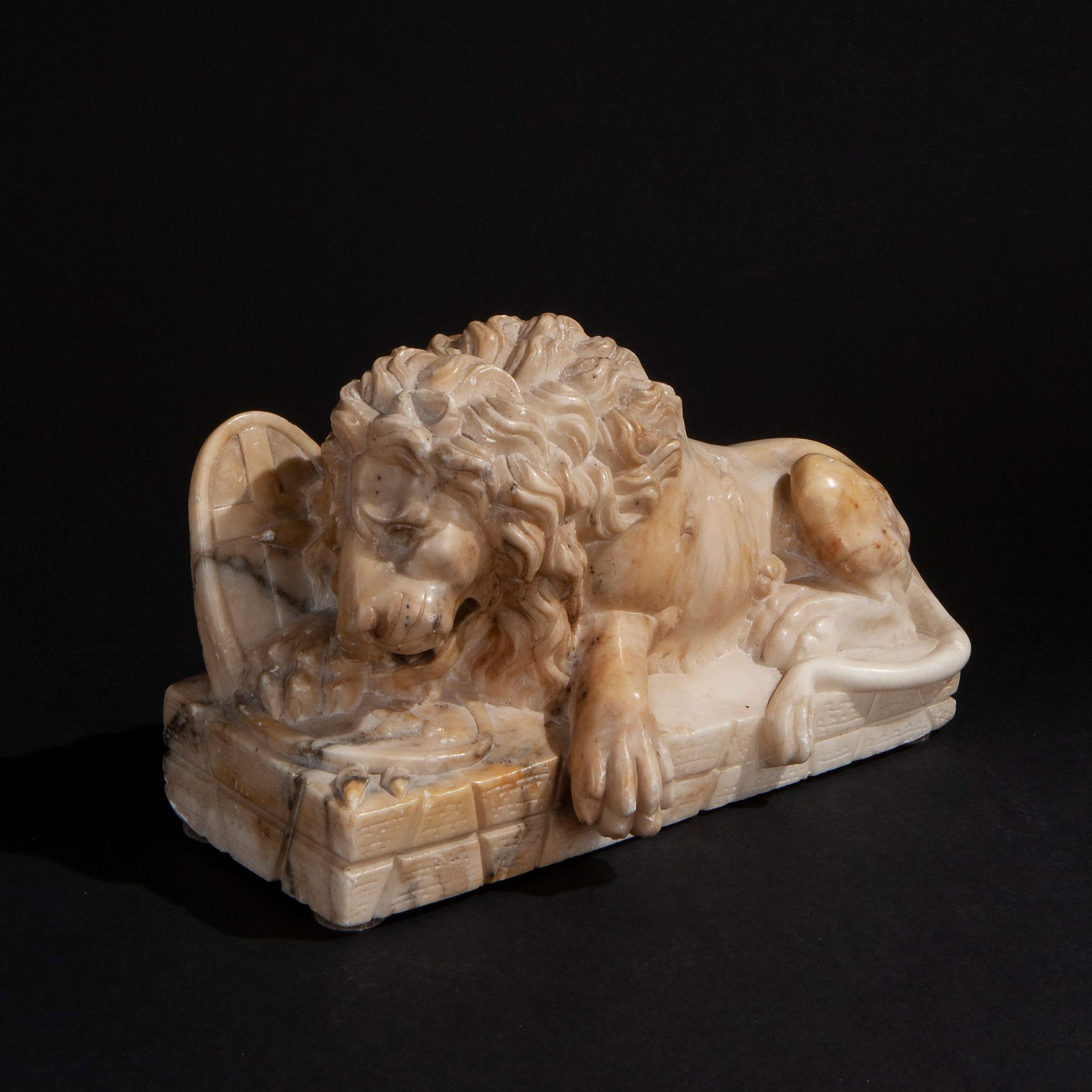 Alabaster sculpture depicting the "Lion of Lucerne", Italy 19th century Escultur&hellip;
