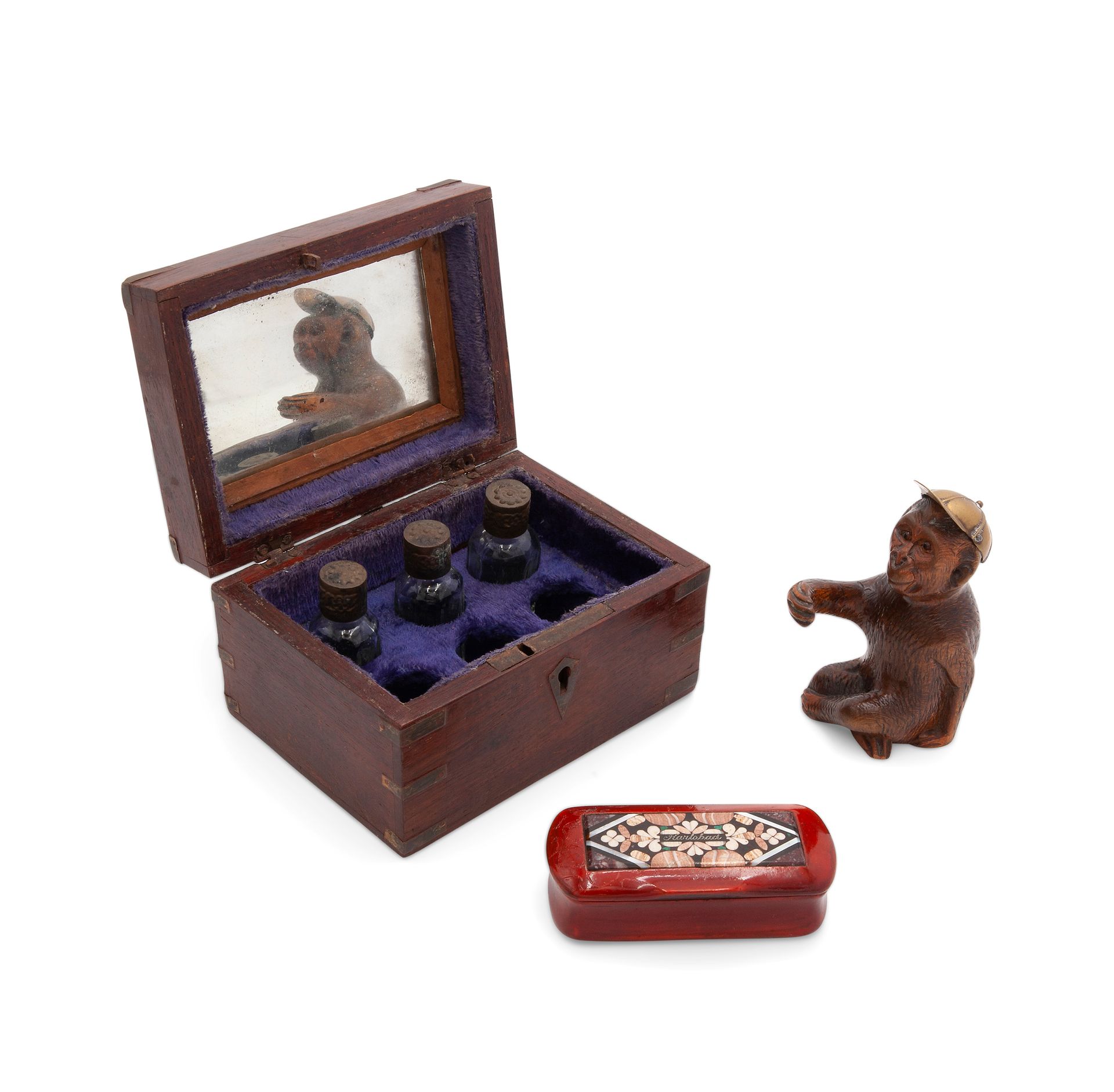 Wooden vintage desk set 木质和镀金金属的小猴子雕塑，带天鹅绒内壁的木盒和三个玻璃瓶--有三个缺失的元素--底部有一个标签，上面写着 "S&hellip;