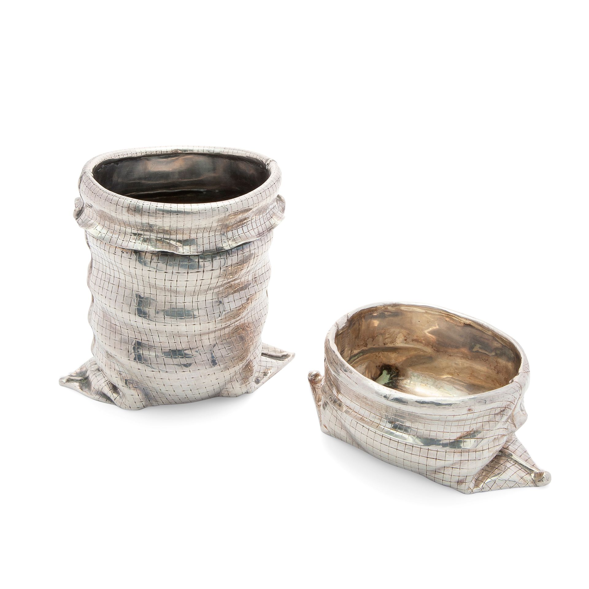 Two silver jars, Milan circa 1950 米兰G.Vavassori制造的两个袋状印花器皿，总重量为330克，总体尺寸最大为3.5x4&hellip;