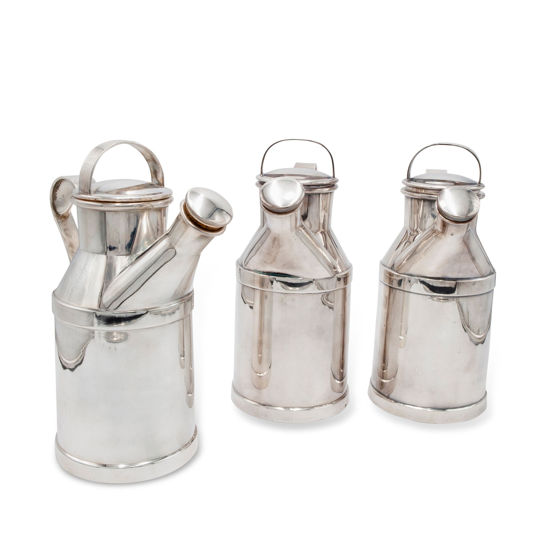 Group of three Reed & Barton milk jug cocktail shakers, circa 1934 Ensemble enti&hellip;