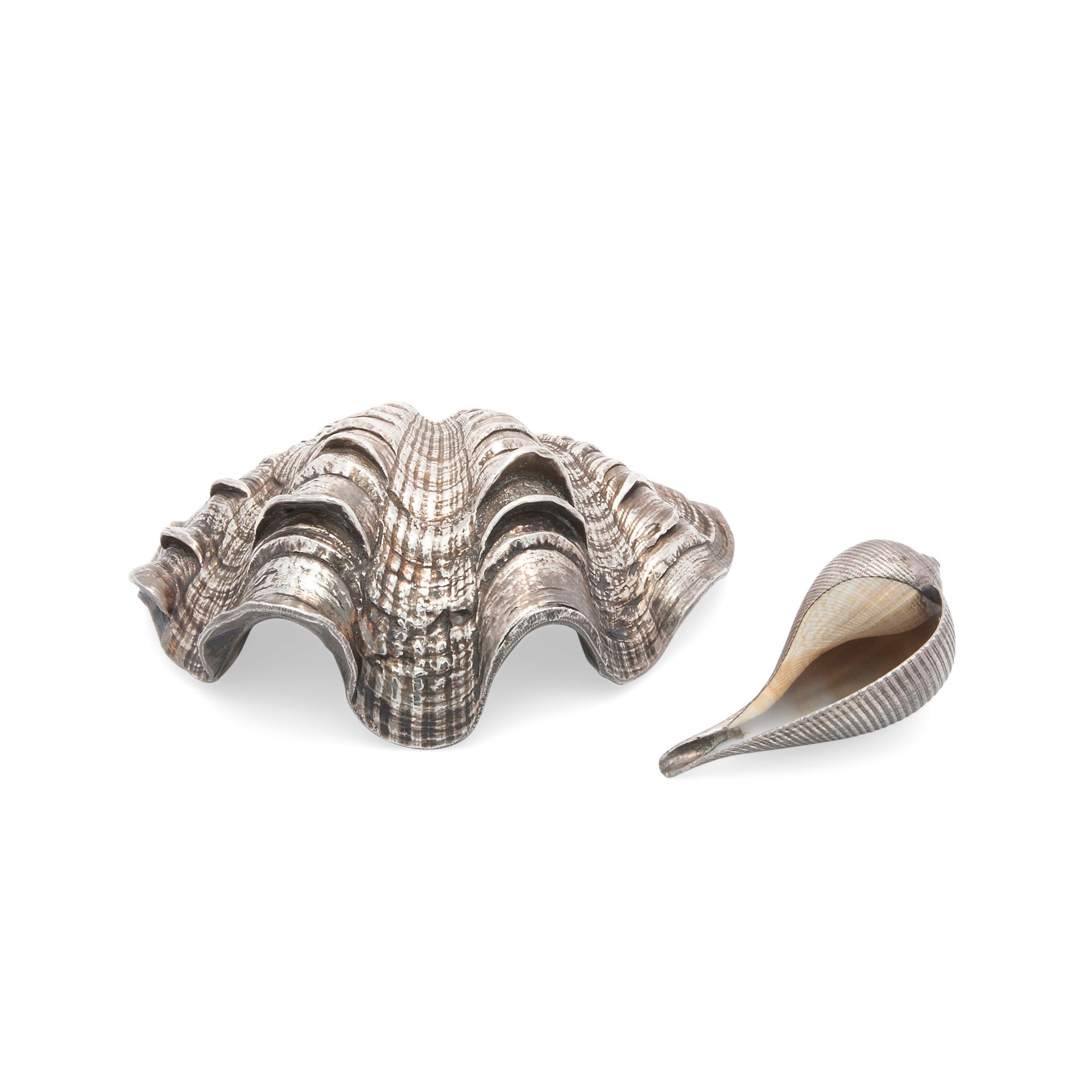 Two silver-plated shells, old manufacture Poinçons identifiant la fabrication et&hellip;